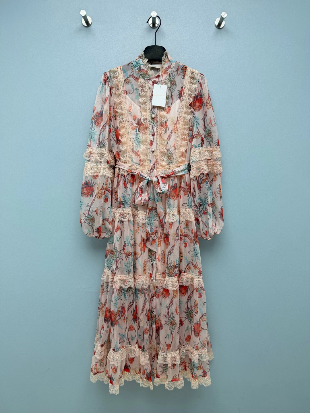 NO:865451,The two colors of ZIMMERMA's latest heavy-duty lace floral dress (long style) directly hit me with different styles!  The light pink model is a pastoral girl who is gentle to the core. The nude pink base color is paired with tropical flower prints and layers of lace. She looks like a little princess in a southern French manor when she wears it. The black rose model is a sweet and cool dark princess. The black rose print has a mysterious atmosphere, and the lace ruffles are sweet and lusty. Wear it to a party and slay to the whole audience!  The high-waisted tie + lantern sleeves + cake skirt hides the slimming effect, and can be easily controlled by small people. Whether it is on vacation or on a date, it can easily create an atmospheric blockbuster!  2 colors and 4 codes SMLXLB, Zimmerman-clothing, skirts,19860909ZIMMERMA*新款重工蕾丝碎花连衣裙（长款）两种配色直接戳中不同风格的我！浅粉款是温柔到骨子里的田园少女,裸粉底色搭配热带花卉印花,蕾丝花边层层叠叠,穿上就是南法庄园里的小公主；黑玫瑰款是又甜又酷的暗黑公主,黑底玫瑰印花自带神秘氛围感,蕾丝荷叶边又甜又欲,派对穿直接slay全场！高腰系带+灯笼袖+蛋糕裙摆,藏肉显瘦效果拉满,小个子也能轻松驾驭,不管是度假还是约会,都能轻松拍出氛围感大片！2色4码SMLXLB,兹默曼-服装,skirts,,Women's clothing