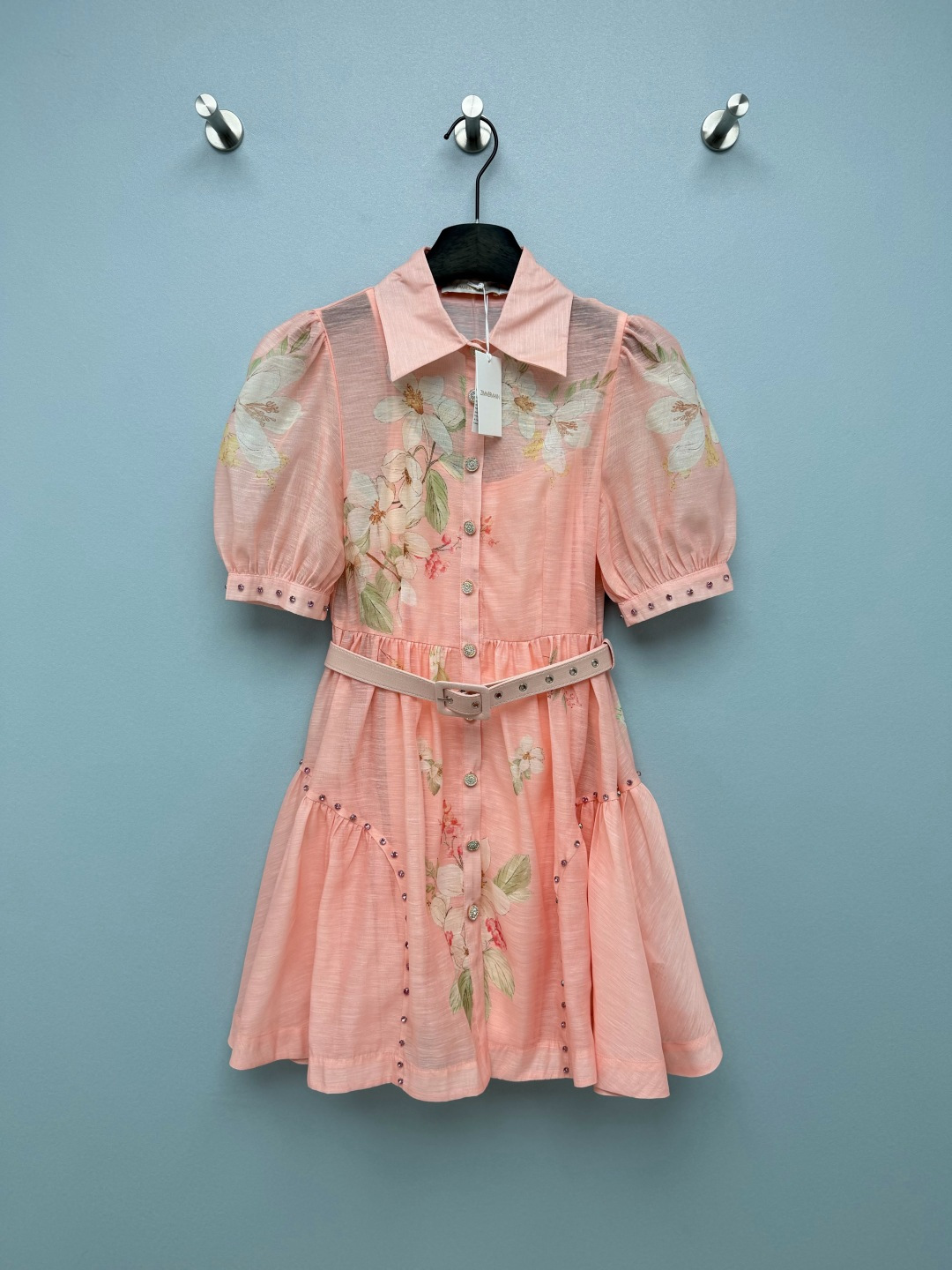 NO:865464,Zimmerman's latest French floral beaded shirt dress (short style) summer atmosphere ceiling!  The lapel + puff short sleeve design modifies the shoulder line, hides the flesh, and has a retro girly feel; the matching belt of the same color accurately tightens the waist, creates a high waistline, and optimizes the body proportions; the cuffs and skirt are decorated with blue/pink diamond beads, and are paired with gold embossed buttons, which are full of details and have a sense of elegance  .Fresh watercolor floral print, with three gentle colors of light blue, soft pink, and off-white. Each style has its own summer atmosphere, gentle and white, and can be easily controlled by yellow skin. Watercolor floral print + beading details, gentle and noble, and comes with a soft light filter, welding the gentleness of summer to the body!  3 colors and 4 codes SMLXLB, Zimmerman-clothing, skirts, shirts, T-shirt,19860909Zimmerman*新款法式花卉钉珠衬衫连衣裙（短款） 夏日氛围感天花板！翻领+泡泡短袖设计,修饰肩线,藏住拜拜肉,自带复古少女感；配套同色系腰带,精准收腰,打造高腰线,优化身材比例；袖口和裙摆的蓝/粉色彩钻钉珠,搭配金色浮雕纽扣,细节感拉满,自带贵气.清新水彩花卉印花,搭配浅蓝、柔粉、米白三种温柔配色,每一款都自带夏日氛围感,温柔又显白,黄皮也能轻松驾驭.水彩花卉印花+钉珠细节,温柔又显贵,自带柔光滤镜,把夏日温柔焊在身上了！3色4码SMLXLB,兹默曼-服装,skirts,shirts,T-shirt,,Women's clothing