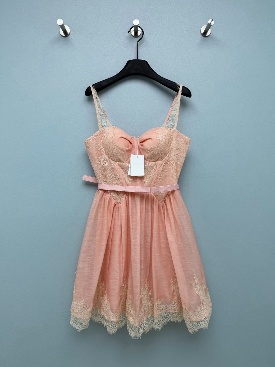 NO:865477,Zimmerman's latest French lace suspender skirt (short style) has a fairy-like atmosphere!  The fishbone lace corset has its own breast pads, and the kink on the chest is soft, cute and discreet. The thin lace sling + waist-cinching bow belt instantly slims your waist. The eyelash lace at the hem + the flowing tulle skirt makes you look fairy-like when you move around. Each of the three colors has its own style!  The peach pink is soft and sweet to the core, the milky white is gentle like a ballet girl, the black velvet is full of charm, and the atmosphere is directly like a god~ 3 colors and 4 sizes SMLXLB, Zimmerman-clothing, skirts,19860909Zimmerman*新款法式蕾丝吊带裙（短款）挖到神仙氛围感裙！妥妥在逃公主既视感鱼骨蕾丝束胸自带胸垫,胸口扭结软萌又小心机 细蕾丝吊带+可收腰蝴蝶结腰带,瞬间掐出小蛮腰 下摆睫毛蕾丝+飘逸薄纱裙摆,走动自带仙气三个色系各有风格！蜜桃粉软乎乎甜到心坎,奶白温柔像芭蕾少女,黑丝绒御姐魅惑拉满,氛围感直接封神~3色4码SMLXLB,兹默曼-服装,skirts,,Women's clothing