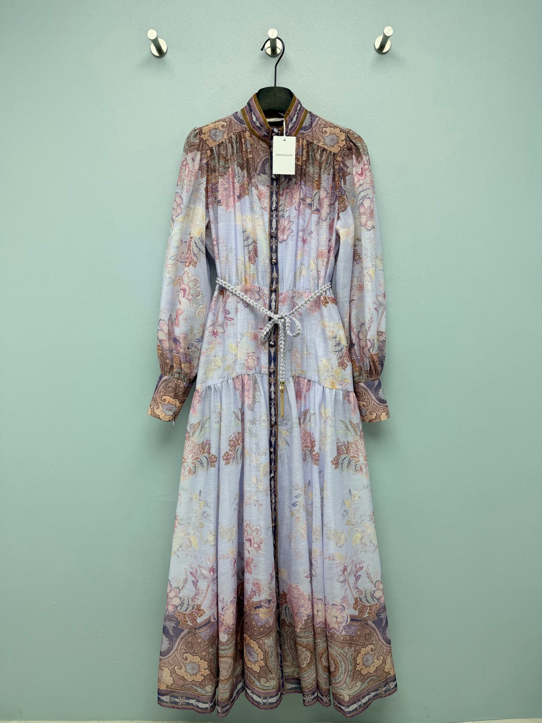 NO:865489,Zimmerman's latest retro paisley print dress (long style) uses light purple as the base color, with purple, brown, and blue paisley patterns. It has an exotic retro style. The color is high-end and not picky, and it has an oil painting texture. Stand-up collar + puff long sleeve design  The retro stand-up collar modifies the neck line, the puff sleeves hide the flesh and have a palace feel, the contrasting color stitching on the cuffs echoes the overall print, and is full of details. Waist + A-line skirt, with pleated waist, and a woven belt of the same color. The short A-line skirt is lively and reduces age, making you look taller and slimmer. It has a sense of exotic oil painting, the color is gentle and advanced, and can be easily controlled by yellow skin!  3 colors and 4 codes SMLXLB, Zimmerman-clothing, skirts,19860909Zimmerman*新款复古佩斯利印花连衣裙（长款）以浅紫为底色,搭配紫、棕、蓝调的佩斯利纹样,自带异域复古风情,配色高级不挑皮,自带油画质感.立领+泡泡长袖设计 复古立领修饰颈部线条,泡泡袖藏肉又自带宫廷感,袖口撞色拼接呼应整体印花,细节感拉满.收腰+A字裙摆,自带抽褶收腰,搭配同色系编织腰带,短款A字裙摆活泼减龄,显高又显瘦,自带异域油画感,配色温柔又高级,黄皮也能轻松驾驭！3色4码SMLXLB,兹默曼-服装,skirts,,Women's clothing