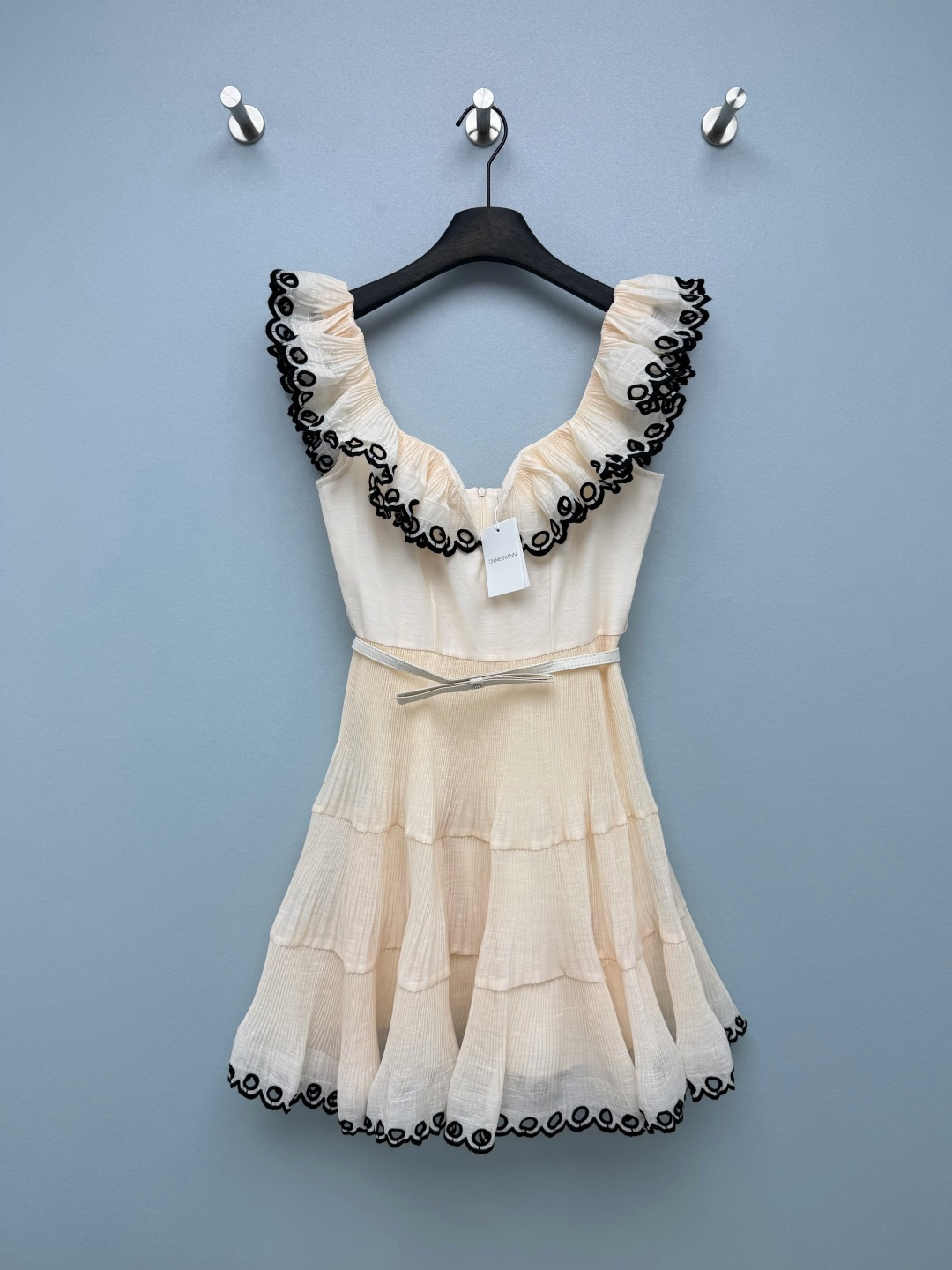 NO:865501,ZIMMERMA's latest contrasting ruffled pleated dress with a big V one-shoulder ruffle collar, black and white contrasting hollow embroidery binding, pleated accordion ruffles, can be worn off the shoulders to create an off-shoulder atmosphere, and modify the shoulder and neck lines. The classic off-white embroidered contrasting color, French ruffled one-shoulder casually worn off the shoulders, instantly transforms into a rich family atmosphere.  The upper body has a fishbone waist + a thin belt to create a small waist. The three-layer pleated cake skirt is fluffy, and the skirt is full of hollow embroidery details. The textured wrinkled fabric comes with a lazy filter, and it looks like a pictorial when you take any photo. The color scheme is retro and gentle!  2 colors and 4 codes SMLXLB, Zimmerman-clothing, skirts,19860909ZIMMERMA*新款撞色荷叶边褶皱连衣裙 大V一字肩荷叶领,黑白撞色镂空刺绣包边,褶皱风琴荷叶边,可落肩穿打造露肩氛围感,修饰肩颈线条.经典米底黑刺绣撞色,法式荷叶一字肩随性落肩穿,秒变氛围感富家千金 上身鱼骨收腰+细腰带掐出小蛮腰,三层压褶蛋糕短裙蓬蓬的,裙边一圈镂空绣花细节拉满 肌理皱感面料自带慵懒滤镜,随手拍都是画报感 配色复古又温柔！2色4码SMLXLB,兹默曼-服装,skirts,,Women's clothing