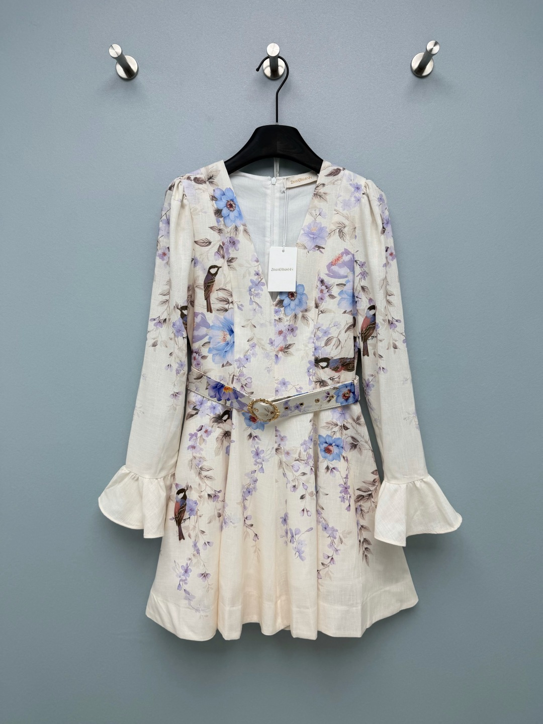 NO:865514,ZIMMERMA's latest flower and bird print trumpet sleeve dress with hand-painted flower and bird print, lavender and blue flowers + smart birds, like a portable spring oil painting, deep V-neck + micro-puff sleeves to modify the shoulders and neck, long trumpet sleeves to hide the flesh, and an original metal round buckle belt. It instantly raises the waistline and short A-line skirt. The short A-line skirt can be easily worn by a small person. The fabric is breathable and has a gentle and elegant color scheme. It is perfect for daily appointments or vacation photos. It has a light and luxurious atmosphere on the ceiling!  Solid color size 4 SMLXLB, Zimmerman-clothing, skirts,19860909ZIMMERMA*新款花鸟印花喇叭袖连衣裙手绘花鸟印花,淡紫蓝花+灵动小鸟,像一幅随身的春日油画深V领+微泡袖修饰肩颈,喇叭长袖藏肉显瘦,原配金属圆扣腰带一系,瞬间拉高腰线短款A字大摆裙,小个子轻松穿出大长腿,面料透气 温柔素雅的配色,日常约会或度假拍照都很出片,轻奢氛围感天花板！单色4码SMLXLB,兹默曼-服装,skirts,,Women's clothing