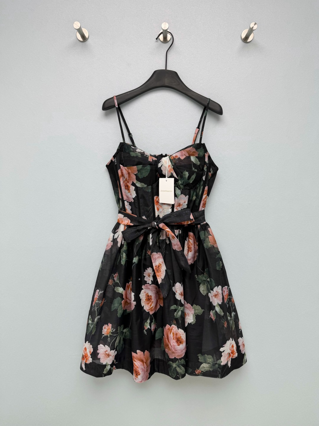 NO:865528,Zimmerma's latest rose print suspender dress (short style) has a bra top design with built-in fishbone lines + hollow ladder stitching, which not only modifies the breast shape but also brings a retro hourglass feel; the three-dimensional pleated bow on the chest weakens the toughness of the fishbone and adds a soft element. The three colors are breathtakingly beautiful, and the pure white model is as cool as a white rose under the moonlight, which directly adds to the light wedding dress feeling;  The apricot color model is as gentle as a cream rose in a spring oil painting. It is too sweet to wear on a date. The black bottom model is retro and charming. It has the same visual effect as a rose in the dark night. Wear it to a dinner party and slay the whole audience!  Too beautiful to be speechless!  3 colors and 4 codes SMLXLB, Zimmerman-clothing, skirts,19860909Zimmerma*新款玫瑰印花吊带连衣裙（短款） 胸衣式上装设计,内置鱼骨线条+镂空梯格缝线,既修饰胸型又自带复古沙漏感；胸口的立体捏褶蝴蝶结,弱化了鱼骨的硬朗感,增添柔美元素.三个配色都美到窒息,纯白款清冷如月光下的白玫瑰,轻婚纱感直接拉满； 杏色款温柔如春日油画里的奶油玫瑰,约会穿甜度超标,黑底款复古又魅惑,暗夜玫瑰既视感,晚宴穿直接slay全场！美到失语！3色4码SMLXLB,兹默曼-服装,skirts,,Women's clothing