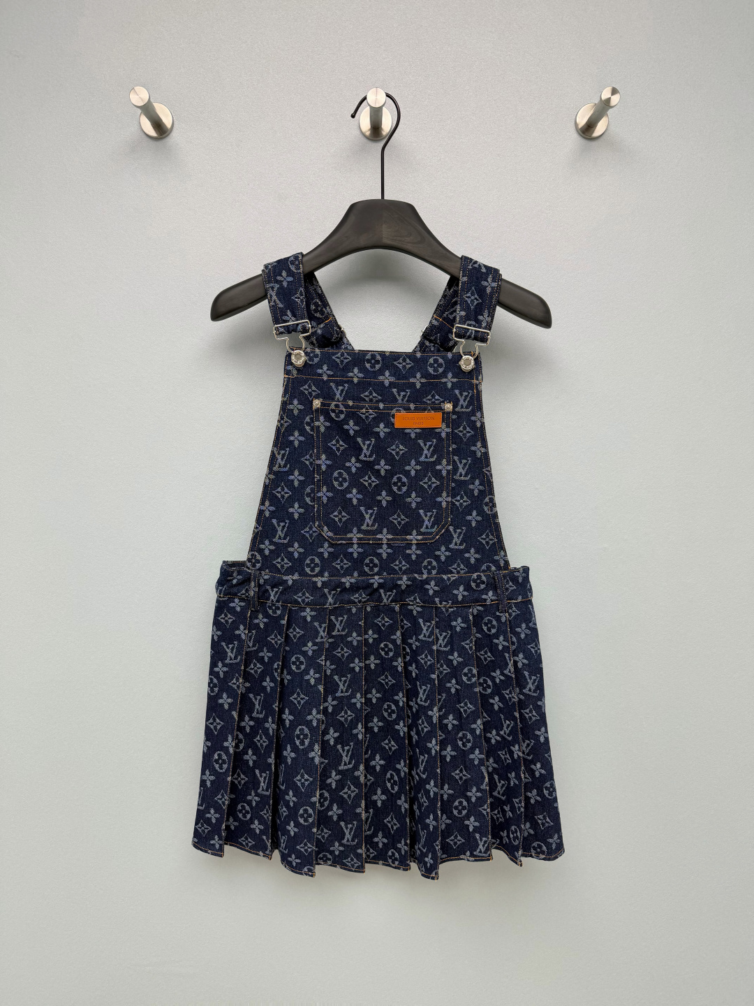 NO:865705,lou*26’s new all-over printed classic Monogram presbyopic denim suspender skirt is highly recognizable, retro and fashionable. The combination of suspenders and pleated skirt comes with a college style filter, which reduces age and brings vitality. It is suitable for matching with T-shirts or shirts. The metal buckle of the suspender can be freely adjusted in length, adapting to different heights, and is also friendly to small people. The classic dark blue Monogram presbyopic flower is really beautiful. It comes with a retro filter, so you don’t miss it when you go out!  Single color code 3 SML, Louis Vuitton-clothing, louis vuitton, skirts, shirts, tees, t-shirt,19860909lou*26新款满印经典Monogram老花牛仔背带裙 自带高辨识度,复古又时髦,背带+百褶裙的组合自带学院风滤镜,减龄又元气,搭配T恤或衬衫都很合适,背带的金属扣可自由调节长度,适配不同身高,对小个子也很友好,经典深蓝Monogram老花真的百看不厌,自带复古滤镜,出门完全不撞款！单色3码 SML,路易威登-服装,louis vuitton,skirts,shirts,tees，t-shirt,,Women's clothing