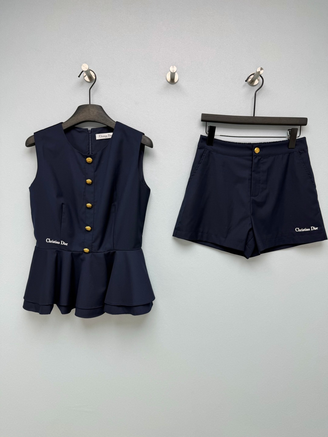 NO:865773,Di*26's new navy ruffled suit, a combination of vest, top and shorts, is a standard outfit for French elegant ladies~ The classic navy blue color really comes with its own filter, the matte twill fabric is full of high-end feeling, and it is not picky at all. The ruffled waist-cinching top is amazing, the double-layer skirt naturally tightens the waist, and the proportion of the waist and legs is instantly changed. The gold custom buttons are full of details, low-key and noble, and you don't need to deliberately concave the shape to still have the temperament of a lady.  The high-waisted shorts + elastic waist design are comfortable and slimming. Paired with a top of the same color, the overall look is neat and elegant. A lazy person can go out in one set. Whether commuting or dating, you can easily achieve the French atmosphere!  Monochrome size 3 SML, Dior-clothing, dior, skirts, shorts,19860909Di*26新款藏蓝荷叶边套装 背心上衣短裤的组合 法式优雅大小姐标配~经典藏蓝色真的自带滤镜,哑光斜纹面料高级感拉满,完全不挑皮,荷叶边收腰上衣太绝了,双层裙摆自然收腰,秒变腰细腿长的比例,金色定制纽扣细节满满,低调又显贵,不用刻意凹造型也有大小姐气质 高腰短裤+后松紧腰设计,舒适又显瘦,搭配同色系上衣,整体利落又优雅,一套懒人直接出门,不管是通勤还是约会,都能轻松拿捏法式氛围！单色3码SML,迪奥-服装,dior,skirts,shorts,,Women's clothing