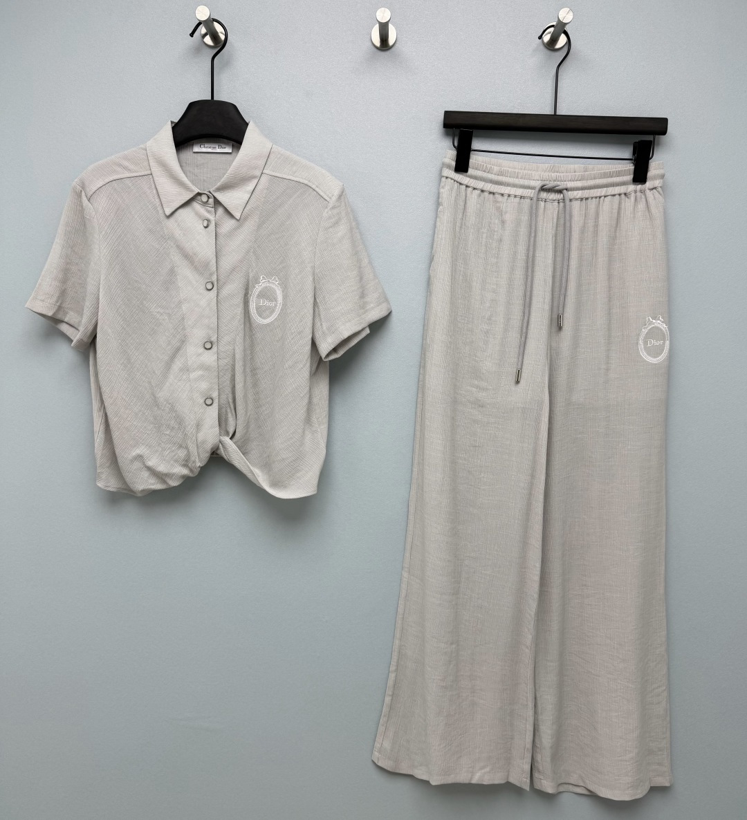 NO:865786,Di*26's new light gray casual suit ~ lazy people can get the French relaxed feeling in one second. The low saturation light gray really has its own cooling filter. The textured linen fabric is breathable and comfortable. It is not stuffy at all in summer!  The short lapel shirt can be worn with a twist to create a high waistline in seconds. It can be easily worn with wide-leg pants to create a 30-70 ratio. The elastic drawstring wide-leg pants are super friendly to all leg types and are a great tool for hiding fat and slimming down. The letter embroidery on the chest and trouser legs is low-key and elegant. It is full of details without being exaggerated, making it easy to create a French sense of relaxation!  Single color code 3 SML, Dior-clothing, dior, shirts,19860909Di*26新款浅灰休闲套装~懒人一秒get法式松弛感,低饱和浅灰色真的自带清冷滤镜,肌理感亚麻面料透气又舒服,夏天穿也完全不闷热！短款翻领衬衫可扭结穿法,秒变高腰线,搭配阔腿裤轻松穿出三七分比例,松紧抽绳阔腿裤对各种腿型都超友好,藏肉显瘦一把好手~胸前和裤腿的字母刺绣低调显贵,细节满满又不浮夸,轻松拿捏法式松弛感！单色3码SML,迪奥-服装,dior,shirts,,Women's clothing