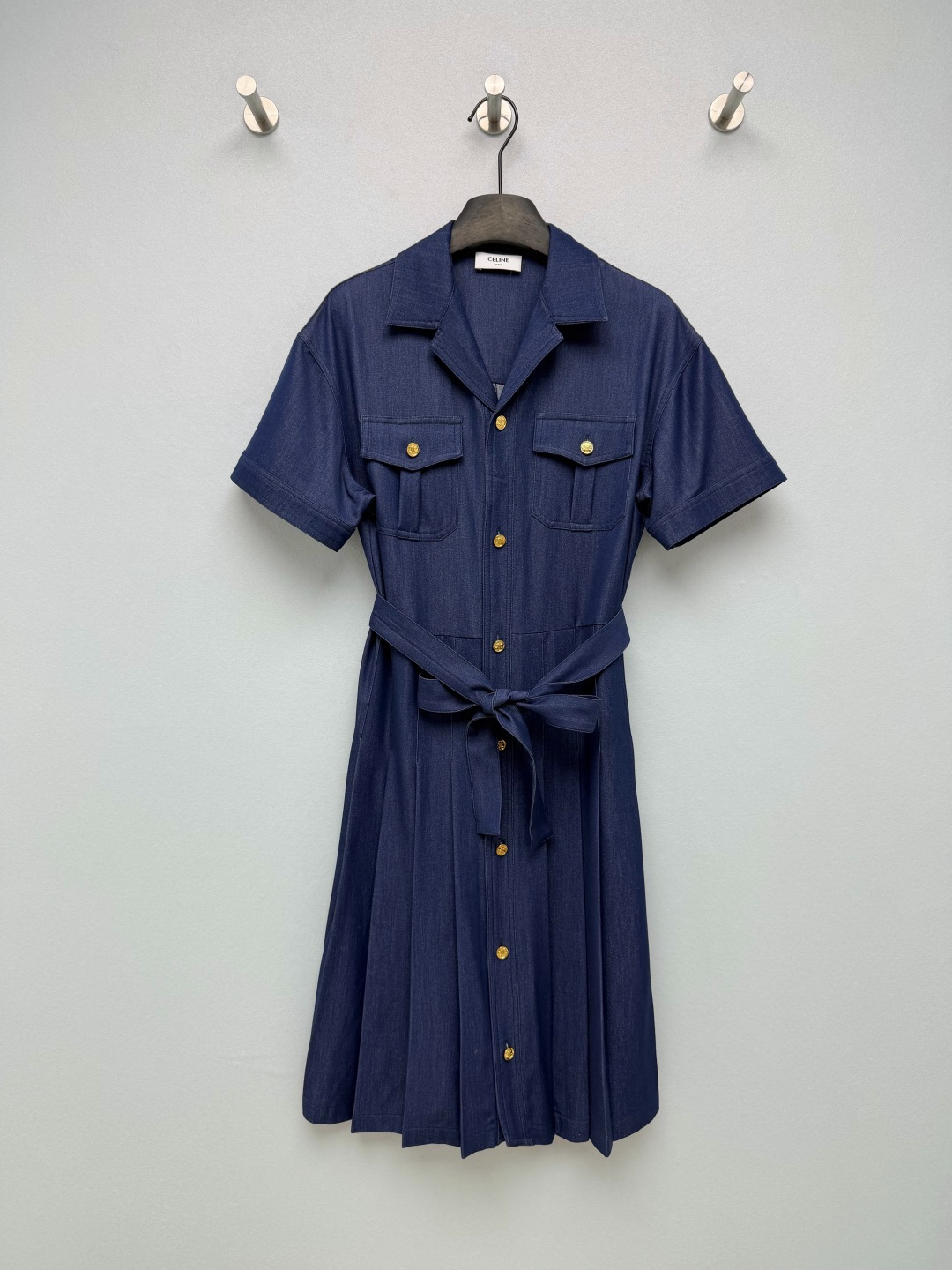 NO:865759,CE*26 new navy blue tencel denim dress French cool lady ceiling!  The navy blue imitation denim fabric has its own cooling filter, which is more textured than ordinary denim skirts and has an amazing drape. The hunting suit design with lapels and double breast pockets is both elegant and rustic, with a French retro atmosphere. The golden buttons of the Arc de Triomphe are full of details. It is low-key and noble, and it has a sense of luxury without deliberately concave shape!  The same fabric has a lace-up waistband + pleated front panel, which gently raises the waistline and hides the belly and crotch flesh. The mid-length style is knee-length, suitable for commuting, dating, and daily outings. Paired with loafers, you will be a French lady!  Single color size 3 SML, Celine-clothing, celine, loafers, skirts,19860909CE*26新款藏蓝天丝牛仔连衣裙 法式酷飒大小姐天花板！藏蓝色仿牛仔面料自带清冷滤镜,比普通牛仔裙更显质感,垂坠感绝了.翻领+双胸袋的猎装设计,又A又飒,自带法式复古氛围,凯旋门金色纽扣细节拉满,低调显贵,不用刻意凹造型也有高级感！同面料系带收腰+前片百褶,悄悄拉高腰线,藏住小肚腩和胯部肉肉,中长款及膝长度,通勤、约会、日常出街都能hold住,搭配乐福鞋就是法式大小姐本人！单色3码SML,赛琳-服装,celine,loafers,skirts,,Women's clothing