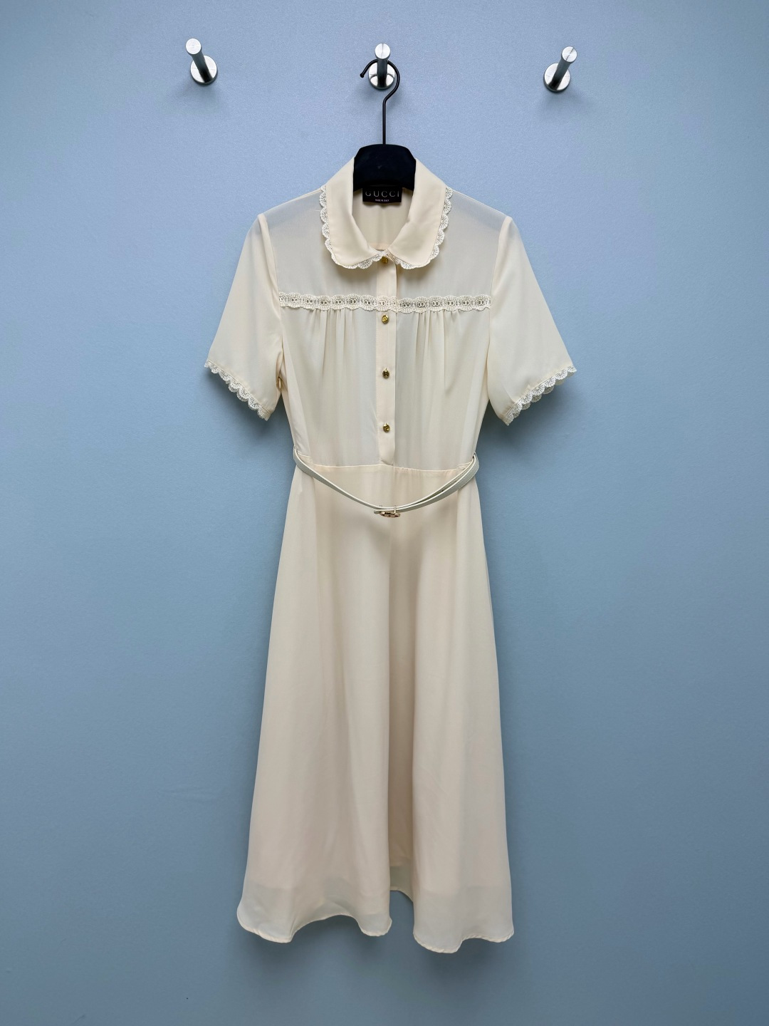 NO:865746,Gu*26's new lace baby-neck short-sleeved dress has a French sense of gentleness, weakening the aggression, and instantly transforming into a gentle lady's temperament. The buttons and belt buckles are both made of classic double G elements, low-key highlighting the brand's texture, and the details are ecstatic!  The belt is adjustable, and the A-line skirt perfectly modifies the waist, abdomen and crotch lines, and is super friendly to pear-shaped figures. The two colors, off-white and black, directly hit my heart and welded 'gentleness and nobility' to my body!  2 colors and 3 codes SML, Gucci-clothing, gucci, skirts, T-shirt,19860909Gu*26新款蕾丝花边娃娃领短袖连衣裙自带法式温柔感,弱化攻击性,秒变温柔大小姐气质,纽扣+腰带扣都采用经典双G元素,低调彰显品牌质感,细节控狂喜！腰带可调节,A字裙摆完美修饰腰腹和胯部线条,对梨形身材超友好,米白和黑色两个颜色都直接戳中我的心巴 把“温柔贵气”焊在身上了！2色3码SML,古驰-服装,gucci,skirts,T-shirt,,Women's clothing