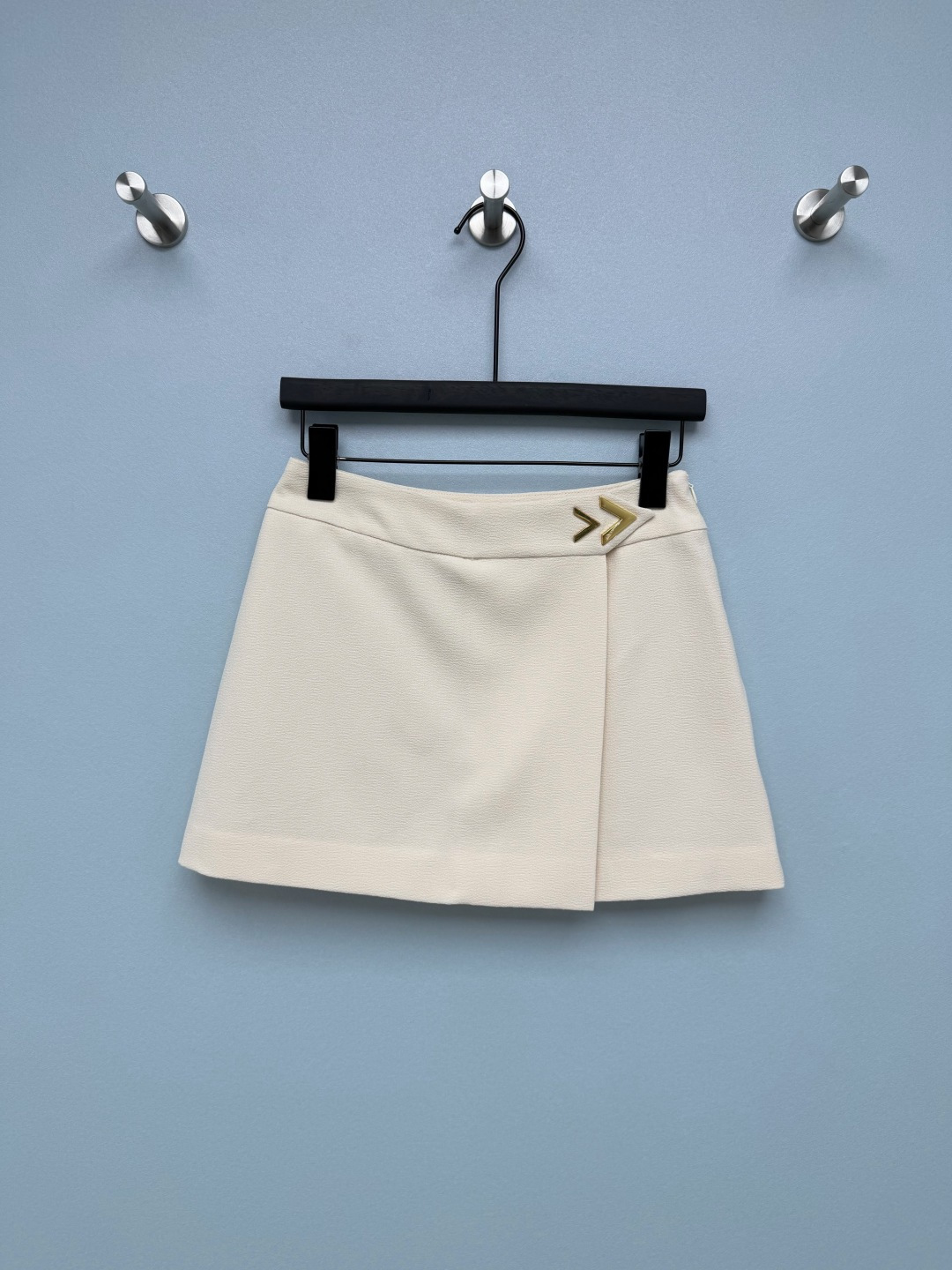 NO:865734,valentin*26 new short skirt, silk-lined version. The golden arrow hardware at the waist is the finishing touch, injecting a sense of sophistication into the simple basic style. It is low-key and recognizable, and has a professional temperament. The one-piece wrap culottes version looks like a neat A-line skirt from the front, and is actually lined with nude pink silk shorts.  , perfectly solves the problem of exposure. At the same time, the high waist + micro-A silhouette can modify the hip width and thigh lines, and is very tolerant to the figure. The drape fabric with its own texture makes the upper body stiff and stylish, not easy to collapse and wrinkle, and it also looks very textured when worn for daily commuting!  Solid color size 3 SML, Valentino-clothing, valentino, valentino, skirts, shorts, real silk,19860909valentin*26新款短裤裙 真丝内衬版本 腰头的金色箭头五金是点睛之笔,为简约的基础款注入精致感,低调又有辨识度,自带职场干练气质.一片式围裹裙裤版型,正面看是利落的A字短裙,内里实则裸粉色真丝短裤内衬 ,完美解决走光问题,同时高腰+微A廓形能修饰胯宽和大腿线条,对身材包容度超高.自带纹理感的垂坠面料,上身挺括有型,不易软塌起皱,日常通勤穿也很显质感！单色3码SML,华伦天奴-服装,valentino,valentino,skirts,shorts,real silk,,Women's clothing