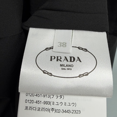 🔥🔥PRA*26新款半裙 腰头正中缝制经典黑色皮革三角金属Logo标,左右裤袢搭配迷你同三角金属小标, 🔥🔥PRA*26新款半裙 腰头正中缝制经典黑色皮革三角金属Logo标,左右裤袢搭配迷你同三角金属小标,