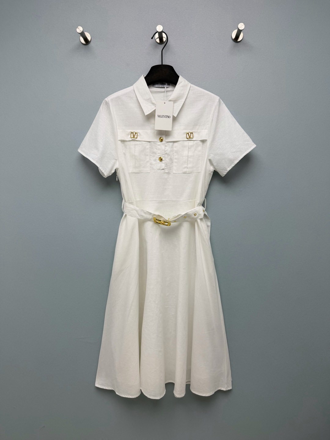 NO:866443,VLTN 26 new cotton and linen work style shirt dress  It is made of cotton and linen blended texture fabric with a subtle linen texture. It is breathable and anti-wrinkle. It is refreshing and not sweaty when worn in summer. It has excellent stiffness and can hold up an A-line skirt. Classic lapels + short-sleeved shirt base, double patch pockets on the chest decorated with gold VLogo metal  Decorated buttons; the placket is matched with golden round brand buttons of the same color; the texture of cotton and linen fabrics is visible to the naked eye, and it is highly breathable and will not stick to your body when worn in the dog days of summer. The gold VLogo hardware throughout is so high-end, low-key but not exaggerated, and has the temperament of a wealthy lady!  2 colors and 4 codes SMLXLB, Valentino-clothing, valentino, skirts, shirts, T-shirt,19860909VLTN 26新款棉麻工装风衬衫连衣裙 采用棉麻混纺肌理面料,自带细微亚麻纹理,透气抗皱,夏季穿着清爽不闷汗；挺括度优秀,能撑起A字大摆裙型.经典翻领+短袖衬衫基底,胸前双贴口袋点缀金色VLogo金属饰扣；门襟搭配同色系金色圆形品牌纽扣；棉麻肌理面料肉眼可见的质感,透气度拉满,三伏天穿也不黏身,满件金色VLogo五金太提档次,低调不浮夸,自带豪门大小姐气质！2色4码SMLXLB,华伦天奴-服装,valentino,skirts,shirts,T-shirt,,Women's clothing