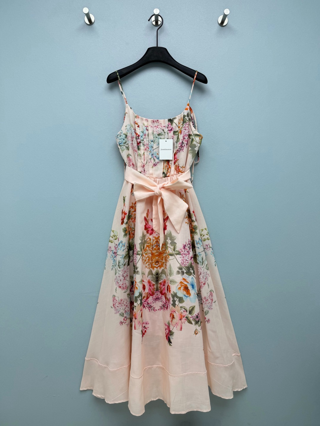 NO:866456,Zimmerma's latest floral linen suspender maxi dress. Large retro watercolor floral print, peony, hydrangea, and green leaves. The colors are soft and have the atmosphere of an oil painting. The chest is hand-pleated to make the body slim and soft. The thin suspenders can be adjusted to length freely.  A wide bow belt with the same fabric can instantly raise the waistline. The A-line swing is stylish when walking. The large retro watercolor flower print has a full oil painting texture. The two background colors have their own flavor. The nude pink is sweet and girly, and it is transparent and gentle under the sun. The gray coffee has a retro and calm tone, making you look slimmer without picking up yellow skin!  Breathable and non-sticky for summer wear!  2 colors and 4 codes SMLXLB, Zimmerman-clothing, skirts,19860909Zimmerma*新款花卉亚麻吊带长裙 复古水彩大花卉印花,芍药、绣球、绿叶组合,色彩柔和有油画氛围感,胸前手工打褶工艺,把身形衬得纤细柔和,细吊带可自由调长短 同面料宽绑蝴蝶结腰带,一系瞬间拉高腰线,A字大摆走路带风,复古水彩大花卉印花,油画质感拉满,两个底色各有风味,裸粉甜软少女感,阳光下通透温柔~灰咖复古沉静调,显瘦不挑黄皮！夏天穿巨透气不粘身！2色4码SMLXLB,兹默曼-服装,skirts,,Women's clothing