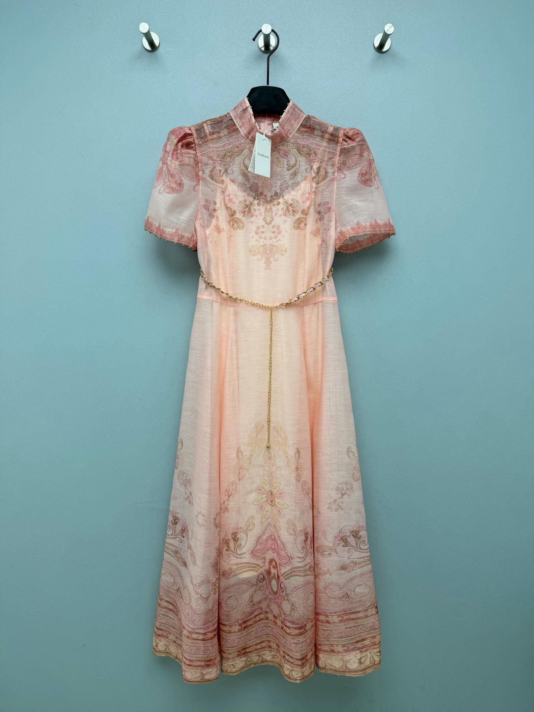 NO:866468,Zimmerma* new stand-collar paisley print short-sleeved maxi dress  New Chinese-style small stand-up collar design, hand-sewn multi-faceted colorful beads and diamond ornaments on the collar, short-sleeve cuffs, and skirt hem, with exquisite luster and a full sense of heavy industry; retro Paisley Baroque totems are printed all over, with gradient halo dyeing tones, and the hem is printed with a wide border, creating a visual layer  Sub-air; short puff sleeves, softly modifying shoulder width, weakening arm fat; invisible zipper in the back for easy putting on and taking off; with exclusive thin metal chain belt, hanging small gold bead pendant, can freely adjust the tightness, accurately tighten the waistline to shape the proportion of long legs ~  The soft pink of cherry blossoms is soft and gentle. It can whiten and brighten even when worn without makeup. The warm golden caramel apricot has a retro oil painting feel. It is great for taking photos. It is a must-have for vacation!  2 colors and 4 codes SMLXLB, Zimmerman-clothing, skirts, T-shirt,19860909Zimmerma*新款立领佩斯利印花短袖长裙 新中式小立领设计,领口、短袖袖口、裙摆下摆手工缝制多切面彩珠钻饰,光泽精致,重工感拉满；复古佩斯利巴洛克图腾满印,渐变晕染色调,下摆做宽幅边框印花,视觉层次大气；短泡泡袖,柔和修饰肩宽,弱化手臂拜拜肉；后中隐形拉链穿脱便捷；搭配专属细金属链条腰带,垂坠小金珠坠饰,可自由调节松紧,精准收束腰线塑造大长腿比例~ 樱花柔粉软嫩温柔,素颜穿也衬白提气色,暖金焦糖杏复古油画感,拍照巨出片,度假刚需！2色4码SMLXLB,兹默曼-服装,skirts,T-shirt,,Women's clothing