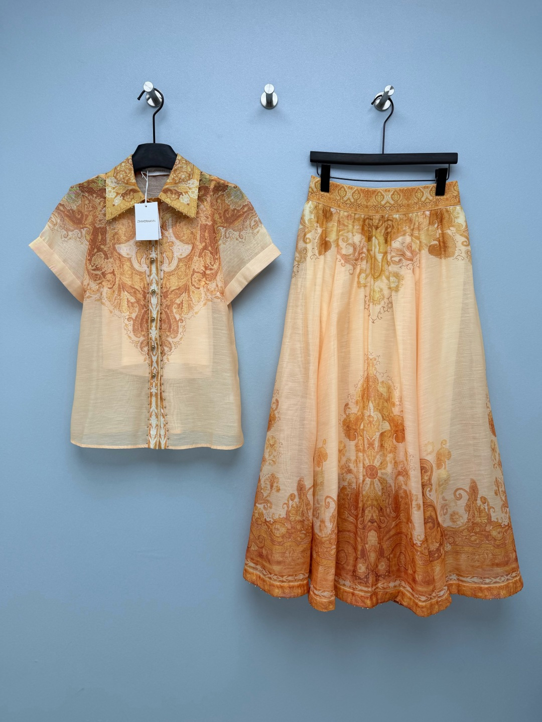 NO:866479,Zimmerma's latest stand-collar paisley print suit top and skirt combination  The overall warm caramel apricot gradient color scheme, the earth tones of retro oil paintings, and the yellow skin are friendly to the skin tone; the low saturation and warm tones bring a lazy French vacation atmosphere, which is more advanced and durable than the bright colors. Classic lapels, short rolled sleeves tailoring; the placket is matched with retro hollow carved metal  The buttons, collar, and both sides of the body are hand-nailed with small gold bead rivets, and the details are heavy-duty and noble; the paisley cashew flower is printed in warm brown, and the symmetrical totems are full of layers. The whole set is a French retro lady, and it can be worn alone to unlock a lot of daily looks!  Solid color size 4 SMLXLB, Zimmerman-clothing, skirts,19860909Zimmerma*新款立领佩斯利印花套装 上衣半裙的组合 整体暖焦糖杏渐变配色,复古油画大地色系,黄皮友好衬肤色；低饱和暖调自带慵懒法式度假氛围,比亮色更显高级耐看.经典翻领、短卷袖剪裁；门襟搭配复古镂空雕花金属纽扣,领边、衣身两侧手工钉满小金珠铆钉,细节重工显贵；佩斯利腰果花渐变暖棕印花,对称图腾层次饱满.整套穿是法式复古大小姐,拆开单搭也能解锁超多日常look！单色4码SMLXLB,兹默曼-服装,skirts,,Women's clothing