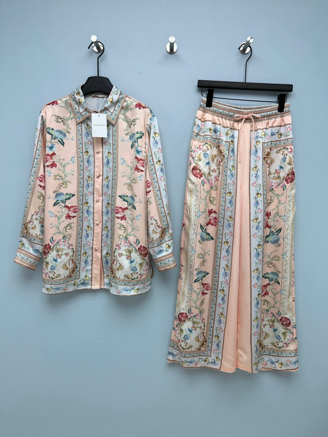 NO:866485,Zimmerma's latest satin imitation silk positioning floral print two-piece suit, shirt and trousers combination  Retro European manor floral border print, roses, vines and butterflies combination, left and right symmetrical frame patterns, contrasting edges, and a rich retro oil painting atmosphere. Loose shirt + elastic high-waisted wide-leg pants, tolerant to all body types, perfect for hiding body fat, smooth pearlescent satin fabric, cool and smooth to hand, no wrinkles at all and easy to take care of, the whole set is a lazy and luxurious vacation style, can be used separately to double the utilization rate, three new colors are available  Ice blue is cool and white, the king of seaside atmosphere, mint green is fresh and energetic, refreshing and age-reducing for daily wear, nude powder is warm, soft and waxy, the light and luxurious atmosphere is just what you need!  3 colors and 4 codes SMLXLB, Zimmerman-clothing, shirts, real silk,19860909Zimmerma*新款缎面仿真丝定位花卉印花两件套套装 衬衣长裤的组合 复古欧式庄园花卉边框印花,玫瑰、藤蔓、蝴蝶组合,左右对称框景纹样,边缘撞色包边,复古油画氛围感浓郁.宽松衬衫+松紧高腰阔腿裤,对各种身材包容度拉满,藏肉显瘦一绝,柔滑珠光缎面料子,上手丝凉垂顺,完全不皱好打理,整套穿是慵懒贵气度假风,拆开单搭利用率翻倍,三色上新 冰蓝清冷显白,海边氛围感王者,薄荷绿清新元气,日常穿清爽减龄,裸粉温柔软糯,轻奢氛围感刚需！3色4码SMLXLB,兹默曼-服装,shirts,real silk,,Women's clothing