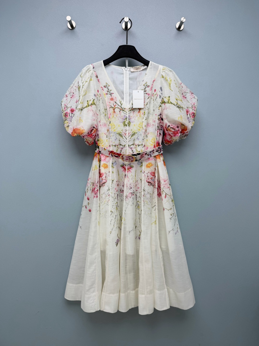 NO:866495,Zimmerma* new watercolor floral puff sleeve midi dress  Deep V small neckline, modified neck line, neatly hemmed placket, short retro puffed princess sleeves, slightly bulging shoulders, softly modifying shoulder width, covering the muscles of the arms; matching floral print belt, metal oval pin buckle can be freely adjusted for tightness, watercolor blooming wild flower pattern,  Pink, orange, yellow and purple multi-colored flowers are paired with twigs and green leaves. The background color is clear and off-white. The tone is fresh and soft but not gaudy. The three-dimensional multi-pieces divide the large A hem. The hem is widened and folded and reinforced. It is elegant and flexible when walking~Single color 4 size SMLXLB, Zimmerman-clothing, skirts,19860909Zimmerma*新款水彩花卉泡泡袖中长连衣裙 深V小领型,修饰脖颈线条,门襟包边工整,复古短泡泡公主袖,肩部微膨设计,柔和修饰肩宽、遮挡手臂拜拜肉；配套同花卉印花腰带,金属椭圆针扣可自由调节松紧,水彩晕染野生花卉图案,粉、橙、黄、紫多色花朵搭配细枝绿叶,底色清透米白,色调清新柔和不艳俗,立体多片分割大A摆,下摆加宽折边加固,走动时飘逸灵动~单色4码SMLXLB,兹默曼-服装,skirts,,Women's clothing