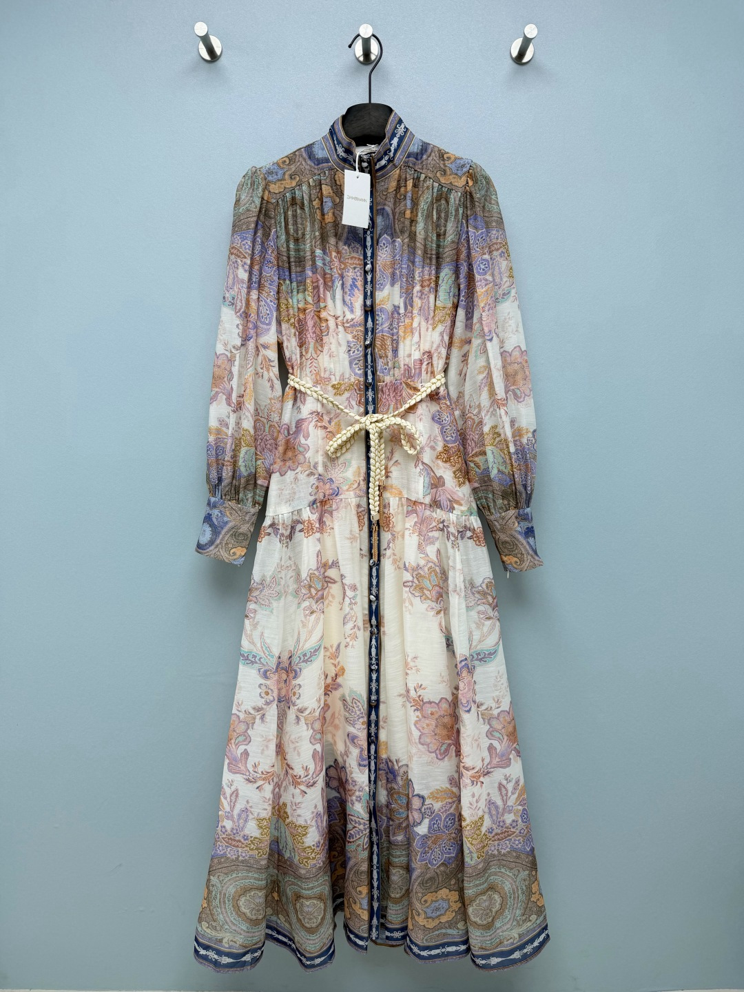 NO:866507,Zimmerman's latest retro paisley print dress (long style) uses off-white as the base color, with purple, brown, and blue paisley patterns. It has an exotic retro style. The color is advanced and not picky, and it has an oil painting texture. Stand-up collar + puff long sleeve design  The retro stand-up collar modifies the neck line, the puff sleeves hide the flesh and have a palace feel, the contrasting color stitching on the cuffs echoes the overall print, and is full of details.. Waist + A-line skirt, with pleated waist, and matching woven belt of the same color. The extra-long A-line skirt is lively and reduces age, making you look taller and slimmer. It has a sense of exotic oil painting, the color is gentle and advanced, and can be easily controlled by yellow skin!  3 colors and 4 codes SMLXLB, Zimmerman-clothing, skirts,19860909Zimmerman*新款复古佩斯利印花连衣裙（长款）以米白为底色,搭配紫、棕、蓝调的佩斯利纹样,自带异域复古风情,配色高级不挑皮,自带油画质感.立领+泡泡长袖设计 复古立领修饰颈部线条,泡泡袖藏肉又自带宫廷感,袖口撞色拼接呼应整体印花,细节感拉满..收腰+A字裙摆,自带抽褶收腰,搭配同色系编织腰带,超长A字裙摆活泼减龄,显高又显瘦,自带异域油画感,配色温柔又高级,黄皮也能轻松驾驭！3色4码SMLXLB,兹默曼-服装,skirts,,Women's clothing