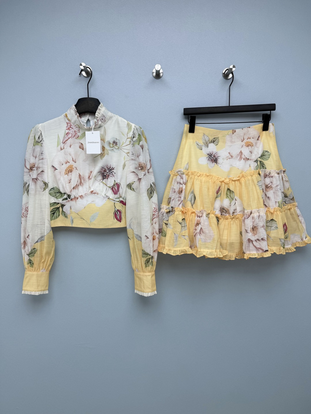 NO:866518,ZIMMERMAN*26 new lemon flower print suit, milky white + warm yellow contrasting colors, watercolor flower + lemon fruit print with oil painting texture, gentle and refreshing, not picky, yellow-skinned sisters close their eyes; yellow splicing details break the dullness and show more vitality. The top has a stand-up collar, puff sleeves + ear-edge cuffs, full of French retro atmosphere; the short waist-exposed version can easily optimize the proportions, create a high waistline, slim fit and not tight, and comfortable for daily wear.  The skirt has a high-waisted A-line silhouette that elongates the leg lines; the multi-layered ruffles make it elegant and flexible when walking; the same print echoes the top, which makes it very atmospheric when worn as a set, and can also hide the flesh and modify the crotch. It's so gentle!  A floral suit in creamy white and yellow tones, the date atmosphere is full of Southern French holiday style. Wear it in spring and summer to look stunning~Single color size 4 SMLXLB, Zimmerman-clothing, skirts,19860909ZIMMERMAN*26新款柠檬花卉印花套装,奶白+暖黄撞色,水彩花卉+柠檬水果印花自带油画质感,温柔清新不挑皮,黄皮姐妹闭眼冲；黄色拼接细节打破沉闷,更显元气. 上衣立领泡泡袖+木耳边袖口,法式复古氛围感拉满；短款露腰版型轻松优化比例,打造高腰线,修身不紧绷,日常穿也舒适. 半裙高腰A字大摆版型,拉长腿部线条；多层拼接荷叶边,行走时飘逸灵动；同款印花与上衣呼应,成套穿超有氛围感,还能藏肉修饰胯部.温柔到犯规！奶白黄调碎花套装,约会氛围感拉满妥妥的南法度假风,春夏穿直接美出圈～单色4码SMLXLB,兹默曼-服装,skirts,,Women's clothing