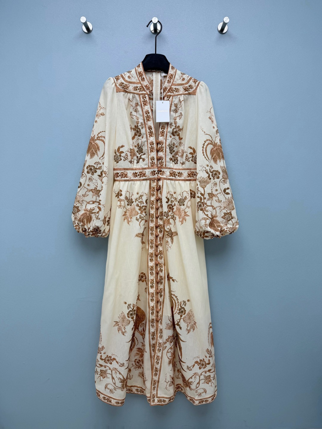 NO:866529,Zimmerma* new peacock floral stand collar cotton maxi dress  Chinese-style small stand-up collar design, the neckline, shoulder line, waist, placket, and skirt are all matched with contrasting color binding with the same print, with regular and exquisite layers; retro lantern puff long sleeves, loose sleeves to hide arm fat, and naturally gathered cuffs, full of retro atmosphere; retro brown-tone peacock entangled flower prints, skirt  Symmetrically drawn gorgeous peacock patterns, paired with vines and blooming wild flowers, have a strong retro exotic feel, and the colors are soft and not gaudy. Off-white base + caramel brown printing, low saturation earth tones, suitable for both yellow and white skins; the gentle and calm retro tones are different from the sweetness of bright-colored floral flowers, and have a relaxed and noble style!  Solid color size 4 SMLXLB, Zimmerman-clothing, skirts,19860909Zimmerma*新款孔雀花卉立领棉布长裙 中式小立领设计,领口、肩线、腰节、门襟、裙摆全部搭配同印花撞色包边,层次规整精致；复古灯笼泡泡长袖,袖身宽松藏住手臂赘肉,袖口自然收拢,复古氛围感拉满；复古棕调孔雀缠枝花卉版画印花,裙摆对称绘制华丽孔雀纹样,搭配藤蔓、盛放野花,复古异域感浓郁,色调柔和不艳俗.米白基底+焦糖棕印花,低饱和大地色系,黄皮、白皮都适配；温柔沉静的复古调性,区别于亮色碎花的甜腻,自带松弛贵气！单色4码SMLXLB,兹默曼-服装,skirts,,Women's clothing