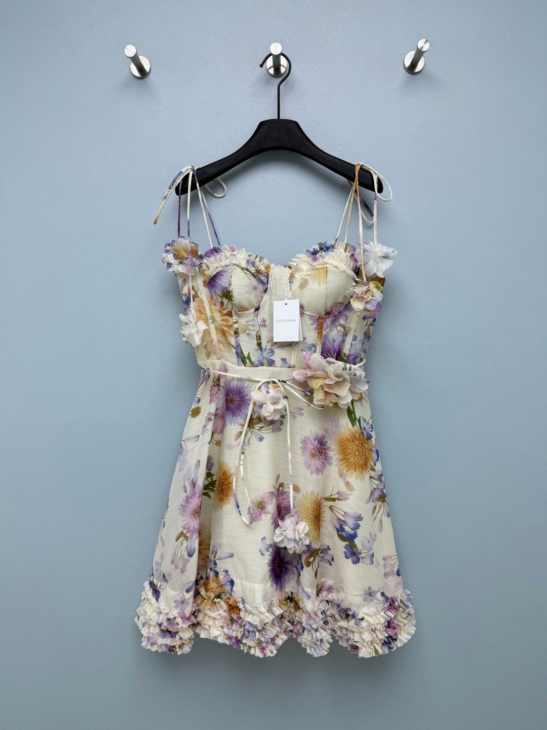 NO:866540,ZIMMERMA's latest French retro floral suspender skirt (short style) new fabric and new version!  Bandeau-style fishbone bra + high-waisted A-line skirt, slimming the waist and outlining the curves. The three-dimensional flowers on the shoulder straps are detachable, and the ends are decorated with three-dimensional decorations, adding a sense of smartness and playfulness. The skirt ends with ruffles, which is elegant and romantic. The three-dimensional flower decoration on the waist + the same color tie strengthens the waistline.  The printed version is as gentle as the cream roses in a spring oil painting, and is super sweet to wear on a date; the orange-red version is soft and fufu, and comes with a sweet girl filter, so it is stress-free for daily wear; the pure black version is retro and charming, with the same visual sense of a dark night rose, and can be worn to dinner to slay the whole audience!  Every color touches my heart!  3 colors and 4 codes SMLXLB, Zimmerman-clothing, skirts,19860909ZIMMERMA*新款法式复古花卉吊带裙（短款） 新面料新版本！抹胸式鱼骨胸衣+高腰A字大摆裙,收腰显瘦,勾勒曲线 肩带上的立体花朵可以拆卸 ,末端缀有立体装饰,增添灵动俏皮感 裙摆荷叶边收尾,飘逸浪漫.腰部立体花朵装饰+同色系系带强化腰线 印花款温柔如春日油画里的奶油玫瑰,约会穿甜度超标；橘红色软fufu的,自带甜妹滤镜,日常穿也毫无压力；纯黑款复古又魅惑,暗夜玫瑰既视感,晚宴穿直接slay全场！每个花色都戳中了我的心巴！3色4码SMLXLB,兹默曼-服装,skirts,,Women's clothing
