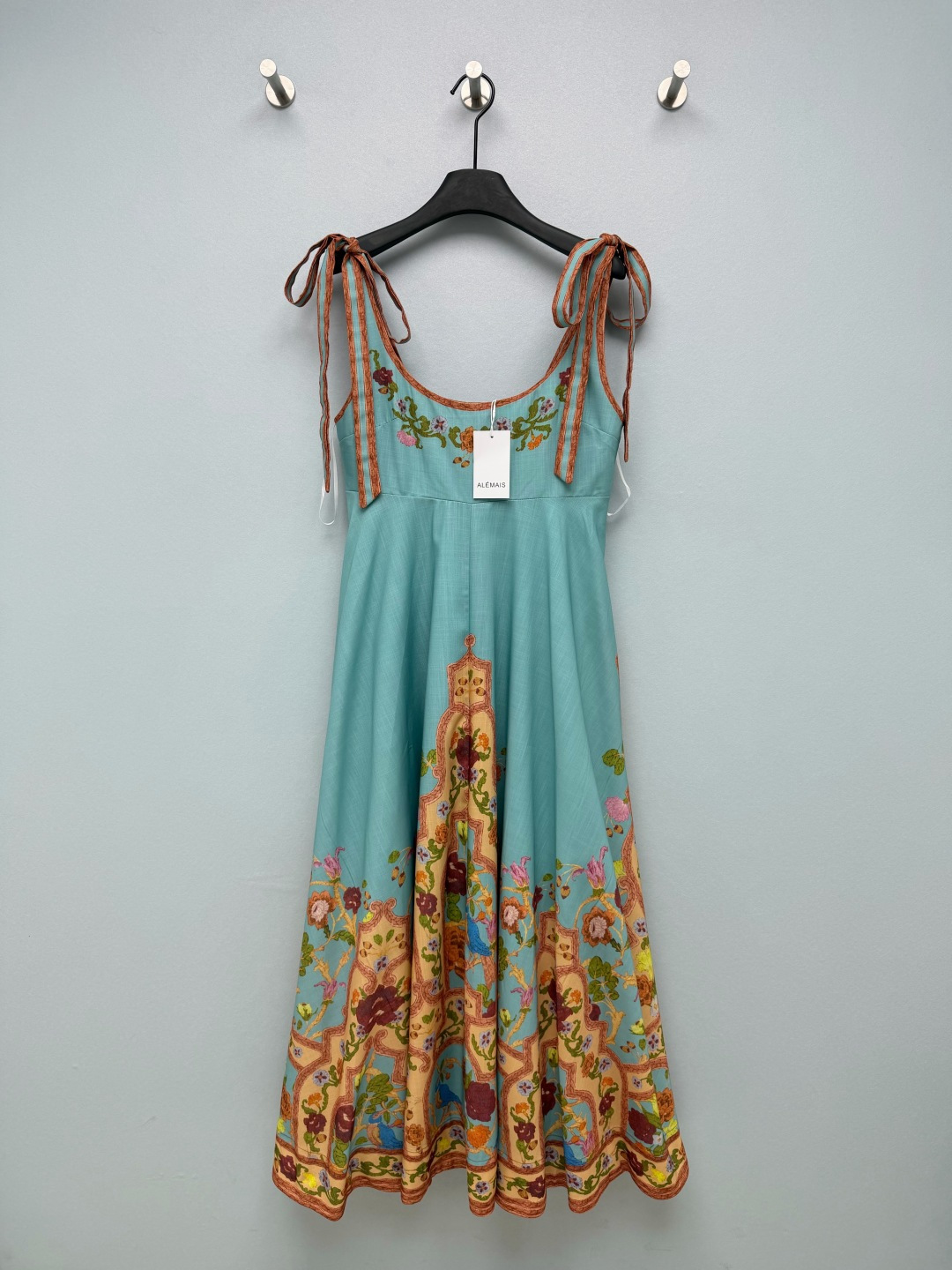 NO:866551,ALEMAI* new European style retro window frame style flower and bird painted printed shoulder strap suspender long skirt  The base is refreshing lake blue, which neutralizes the thick tones of warm brown, orange-red, and dark purple in the print. The cold-toned base color is lined with yellow leather to show whiteness, which is retro and fresh. It is different from the conventional earth-toned floral skirt. The European retro window frame flower and bird painting print is paired with blooming roses, green leaves and blue-feathered birds, and the color is rich and retro; the skirt is finished with a wide border print, and the edges are stitched with contrasting webbing, giving it a rich handmade feel. The wide shoulder straps tied with bows can be adjusted freely.  The length can not only modify the shoulder and neck lines, but also has a girlish look, gentleness and age reduction. The high waist pleats + large A-line skirt can easily pinch out the waistline, optimize the body proportions, and are very friendly to pear-shaped figures; the back design takes into account both comfort and fit. The contrasting floral print is elegant and agile when walking, full of southern French vacation style, with a relaxed atmosphere ~ 2 colors and 4 sizes SMLXLB, Zimmerman-clothing, skirts,19860909ALEMAI*新款欧式复古窗框式花鸟彩绘印花肩系带吊带长裙 基底为清爽湖水蓝,中和印花里暖棕、橘红、墨紫的厚重色调,冷调底色衬黄皮显白,复古又清新,区别于常规大地色碎花裙.欧式复古窗框式花鸟彩绘印花,搭配盛放玫瑰、绿叶与蓝羽小鸟,配色浓郁复古；裙摆做宽幅边框印花收尾,边缘撞色织带锁边,手工感浓郁.蝴蝶结系带宽肩带,可自由调节长度,既能修饰肩颈线条,又自带少女感,温柔又减龄.高腰收褶+A字大裙摆,轻松掐出腰线,优化身材比例,对梨形身材超友好；后背打揽设计,兼顾舒适与贴合度.撞色花卉印花行走间飘逸灵动,充满南法度假风情,自带松弛氛围感~2色4码SMLXLB,兹默曼-服装,skirts,,Women's clothing