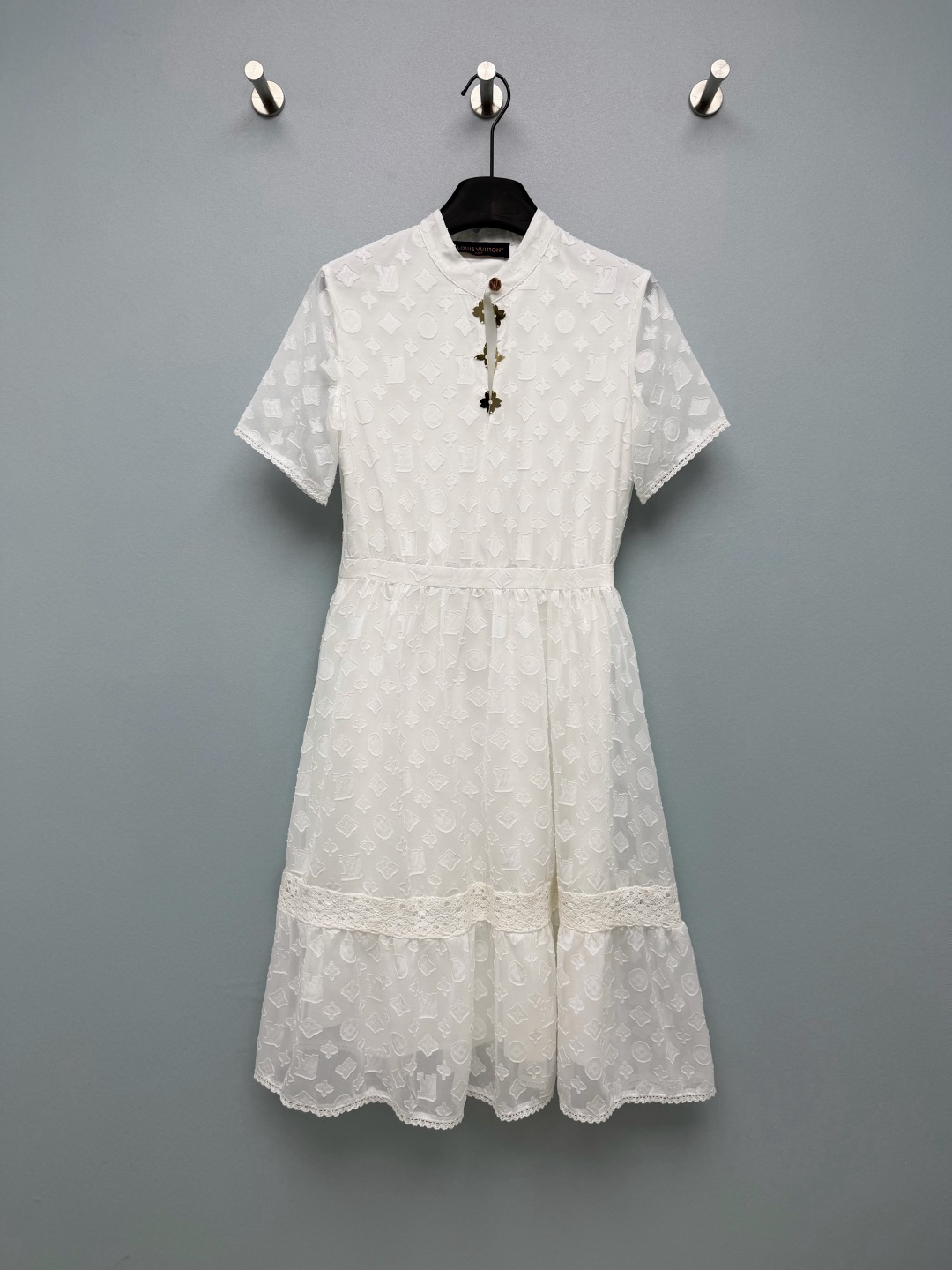 NO:867612,lou*26 new dark pattern jacquard new Chinese style dress. The pure white background is hidden with three-dimensional presbyopia. The looming embossed pattern is high-end and not exaggerated. The small stand-up collar + metal four-leaf clover plate buckle completes the new Chinese style atmosphere. The ribbon tie can be freely adjusted for tightness.  High waist split + lace lotus leaf cake hem, the pear-shaped figure can easily hide the flesh and look slimmer, the short sleeves are full of lace details, and the lining is thick and non-transparent. It is refreshing and gentle to wear alone in spring and summer, and suitable for wearing with a knitted sweater in spring and autumn. It is easy to create a gentle and rich girl atmosphere!  Solid color size 3 SML, Louis Vuitton-clothing, louis vuitton, skirts, T-shirt,19860909lou*26新款暗纹提花新中式连衣裙 净白底色暗藏满幅立体老花,若隐若现的浮雕花纹高级不浮夸,小立领+金属四叶草盘扣,妥妥新中式氛围感拉满,飘带系带可自由调节松紧 高腰分割+蕾丝荷叶蛋糕下摆,梨形身材也能轻松藏肉显瘦,短袖蕾丝锁边细节拉满,内衬厚实不透,春夏穿清爽又温柔春夏单穿、春秋内搭针织小衫都适配,温柔富家女氛围感轻松拿捏！单色3码SML,路易威登-服装,louis vuitton,skirts,T-shirt,,Women's clothing
