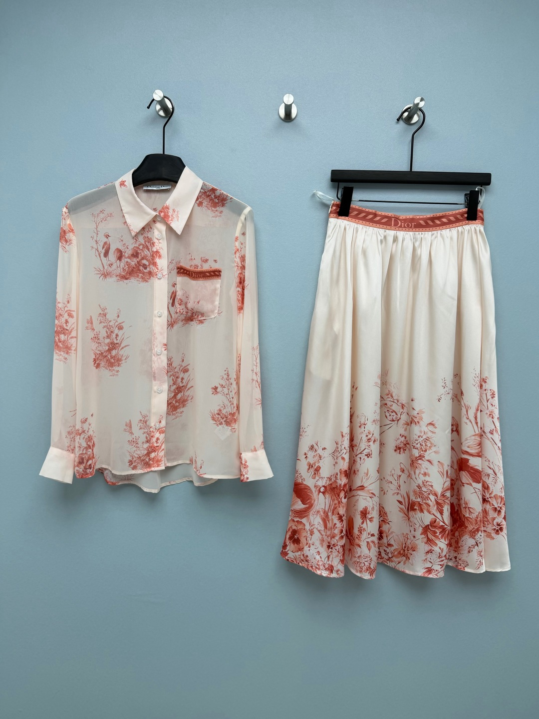 NO:867605,Di*26 new French red-toned jungle flower and bird print suit, long-sleeved shirt + mid-length skirt combination, classic Toile de Jouy print, warm red-toned flower, bird, and grass patterns, off-white background soft skin-friendly, lapel single-breasted shirt  The chest pocket is spliced with a red-brown webbing, and the webbing is embossed with the D brand letter, which is an iconic identification element; the cuffs are hemmed with the same print, loose shoulder style, high elastic waistband, and the webbing at the waist is printed with the D logo; the A-line mid-length skirt has a large hem, and the bottom of the skirt continues the same series of flower and bird prints.  Monochrome size 3 SML, Dior-clothing, dior, skirts, shirts,19860909Di*26新款法式红调丛林花鸟印花套装 长袖衬衫+中长半身裙的组合 经典Toile de Jouy茹伊印花,暖红调花鸟草木纹样,米白底色柔和衬肤,翻领单排扣衬衣 胸前口袋拼接红棕织带,织带压印D品牌字母,是标志性识别元素；袖口同印花包边收口,宽松落肩版型,高腰松紧腰头,腰边织带印有D标识；A字大摆中长裙,裙摆底部延续同系列花鸟印花,上半裙纯色米白,层次错落更显瘦,褶裥收腰,走动自带流动氛围感！单色3码SML,迪奥-服装,dior,skirts,shirts,,Women's clothing