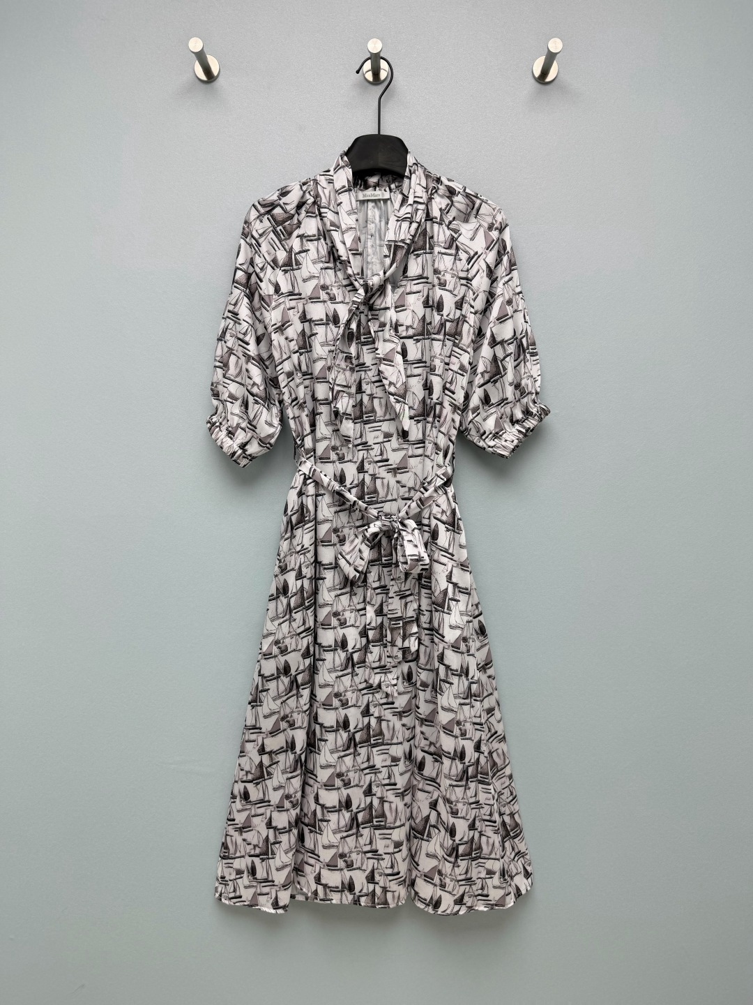 NO:867597,MaxMa*26 new sailboat print ribbon dress. Classic nautical sailboat sketch print, black and white hand-painted sailboat pattern. It is the brand's iconic spring and summer vacation style pattern, with a relaxed Italian coastal temperament. The bow ribbon shirt collar at the neck can be tied freely, modifying the neck line, softly lining the face, mid-sleeves with puffy elastic cuffs, moderately hiding the arm muscles, not tight and restrictive, matching belt with the same fabric, and precise waist tie!  Wear it alone to be intellectually elegant, pair it with a small suit to instantly transform into a workplace elite, you can do it all in one piece for vacations, dates, and commuting, and its low-key, big-name quality makes you look distinguished at a glance!  Single color size 3 SML, Maxmara-clothing, skirts, shirts, business suit,19860909MaxMa*26新款帆船印花飘带连衣裙 经典航海帆船素描印花,黑白灰手绘笔触帆船图案,是品牌春夏标志性度假风纹样,自带意式海岸松弛气质.颈部蝴蝶结飘带衬衫领,可自由系结,修饰脖颈线条,柔和衬脸,中袖泡泡松紧收口,适度藏手臂拜拜肉,不紧绷束缚,同面料配套腰带,腰间系结精准划分腰线！单穿知性优雅,搭小西装秒变职场精英,度假约会通勤一件搞定,低调大牌质感一眼显贵！单色3码SML,麦丝玛拉-服装,skirts,shirts,business suit,,Women's clothing
