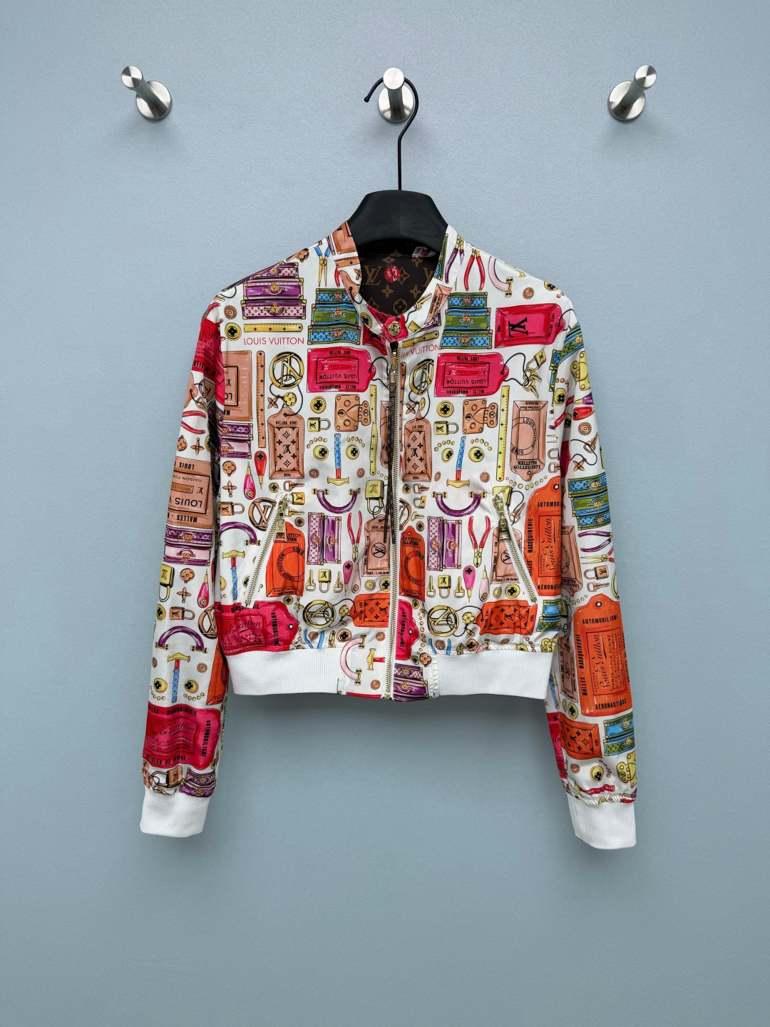 NO:867580,Louis Vuitto*26 new reversible presbyopic bomber jacket. One side is the classic Monogram presbyopia + full-print cartoon lop-eared white rabbit, love, cake, four-leaf clover and other soft illustration elements, which neutralizes the mature feeling of the presbyopia and balances sweetness and coolness. The other side is the luggage tag, lock, tape measure, scissors, keys, brand logo and other retro leather tool elements. The color is bright and saturated, and is matched with a customized presbyopia zipper.  The short pilot style makes you look slimmer and taller. The ribbed cuffs perfectly optimize body proportions and can be easily controlled by even small people. The gold hardware has a great texture and is full of recognition. It is a versatile jacket in spring and autumn. It can be worn for daily commuting and going out on the street. It is a must-have for sweet and cool girls!  Solid color size 3 SML,Louis Vuitton-clothing,louis vuitton,louis vuitton,jackets & coats,jackets & coats,19860909Louis Vuitto*26新款双面穿老花飞行员夹克 一面是经典的Monogram老花+ 满印卡通垂耳白兔、爱心、蛋糕、四叶草等软萌插画元素,中和老花成熟感,甜酷平衡,一面是行李箱吊牌、锁具、卷尺、剪刀、钥匙、品牌标识等复古皮具工具元素,色彩鲜亮饱和度高,搭配定制老花拉链 短款飞行员版型显瘦又显高,罗纹收口完美优化身材比例,小个子也能轻松驾驭 金色五金质感绝了,自带满满的辨识度 春秋季的万能外套,日常通勤、出街都能穿,甜酷女孩必备！单色3码SML,路易威登-服装,louis vuitton,louis vuitton,jackets & coats,jackets & coats,,Women's clothing