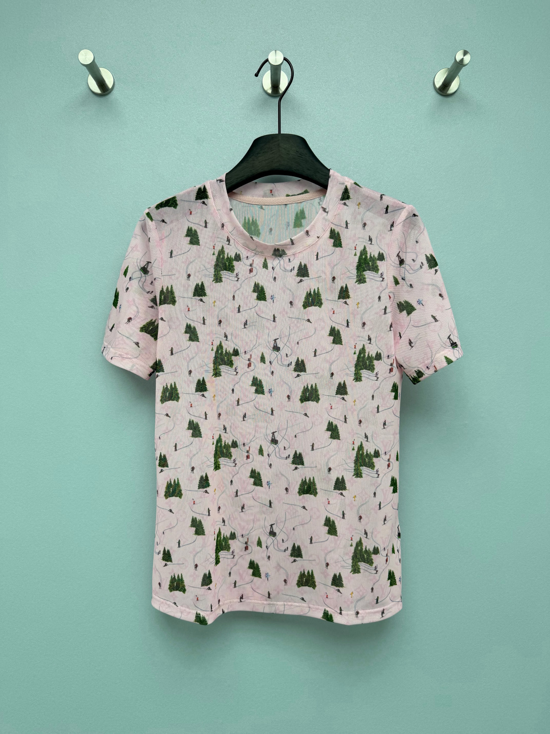 NO:867572,Lou*26 New Ski Map Printed Mesh Top Limited Edition Alpine Ski Route Map Print, Hidden Light Monogram Dark Texture Bottom, White Background Ink Black Mountain Forest Snow Mountain Pattern, Cool and Simple, Suitable for Cold Style Wearing, Soft Pink Base Color Dark Green Pine Forest Skier's Lines, Sweet and Soft, More Girly Feeling!  Honeycomb mesh quick-drying fabric is completely non-sticky when you sweat in summer and is very breathable!  The big-name and niche prints do not conflict with each other, and the gentle and noble temperament is stable ~ 2 colors and 3 sizes SML, Louis Vuitton-clothing, louis vuitton,19860909Lou*26新款滑雪地图印花网纱上衣 阿尔卑斯滑雪路线地图限定印花,暗藏浅淡Monogram暗纹底,白底墨黑山林雪山图案,清冷简约,适配冷调穿搭,柔粉底色墨绿松林滑雪小人线条,甜嫩柔和,少女感更强！蜂窝网眼速干面料,夏天出汗完全不粘身,透气感拉满！大牌小众印花不撞款,温柔显贵气质稳稳拿捏~2色3码SML,路易威登-服装,louis vuitton,,Women's clothing