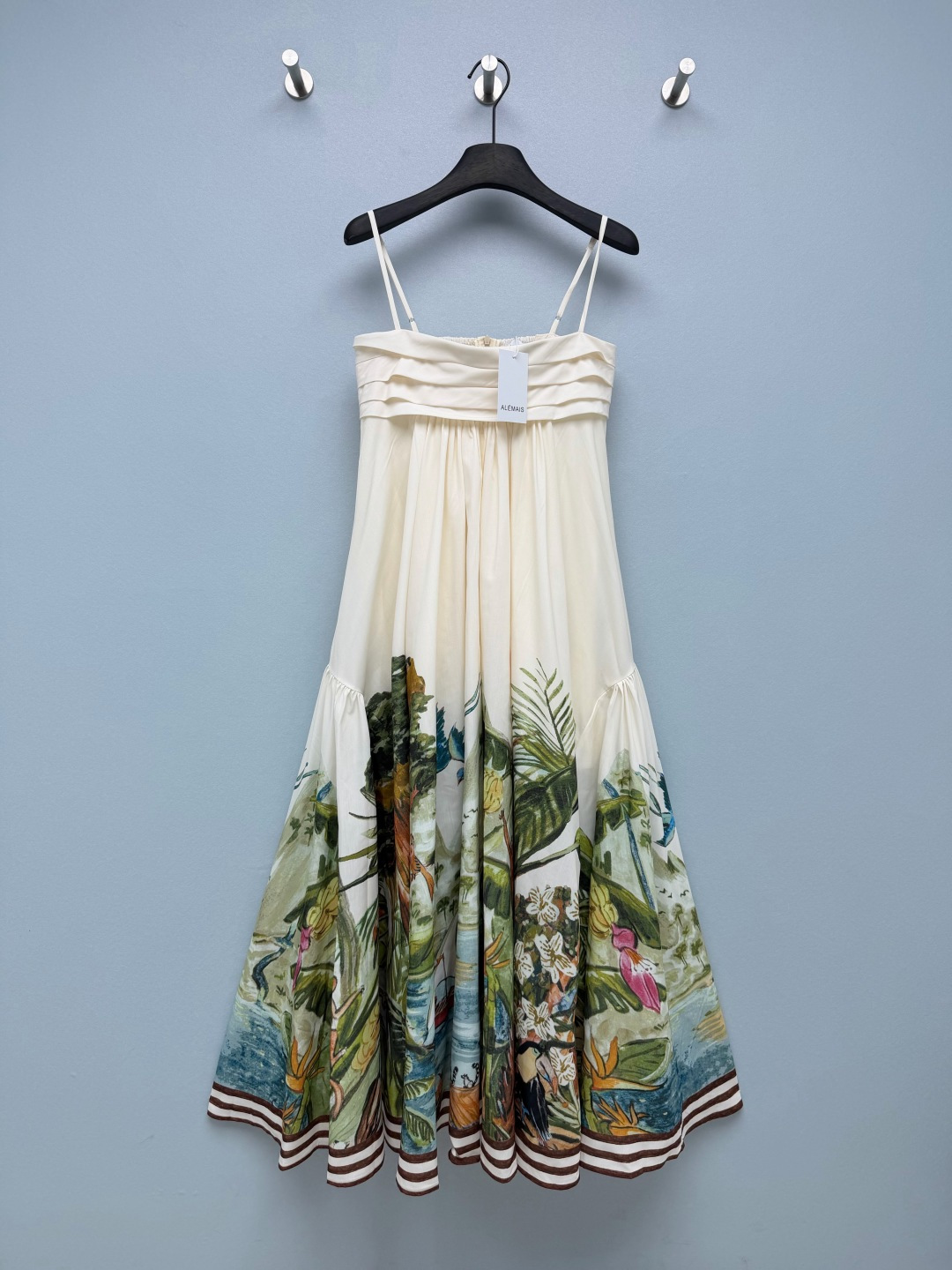 NO:867606,ALMAI* new tropical jungle oil painting suspender dress  Classic tropical rain forest hand-painted series, oil painting texture composition includes toucans, monkeys, tropical vegetation, lake sailboats, flying birds and other South Sea scenery, the color level is rich and soft, ultra-fine adjustable length and short slings, suitable for different shoulder heights, exposing the shoulder and neck clavicle lines, three-layer folding pleated tube top design, loose back side  Tight-fitting + invisible zipper, sufficient support, no cup leakage, tolerant to different bust sizes, the upper part is made of solid off-white drape fabric, high pleats naturally spread out, large A-shaped umbrella-shaped hem, elegant and flexible when walking, a complete circle of tropical print at the hem, double brown and white contrasting stripes at the bottom, neat and exquisite hemming!  Single color size 4 SMLXL, women's clothing, skirts,19860909ALMAI*新款热带丛林油画吊带长裙 经典热带雨林手绘系列,油画质感构图囊括巨嘴鸟、灵猴、热带植被、湖面帆船、飞鸟等南洋景致,色彩层次浓郁柔和,超细可调节长短吊带,适配不同肩高,露出肩颈锁骨线条,三层折叠压褶抹胸设计,后侧松紧打揽+隐形拉链,承托力充足,不跑杯、包容不同胸围,上半段纯色米白垂坠面料,高收褶自然散开,大A字伞形大摆,走动飘逸灵动,下摆一整圈完整热带印花画幅,底部双棕白撞色条纹包边,锁边工整精致！单色4码SMLXL,女装,skirts,,Women's clothing