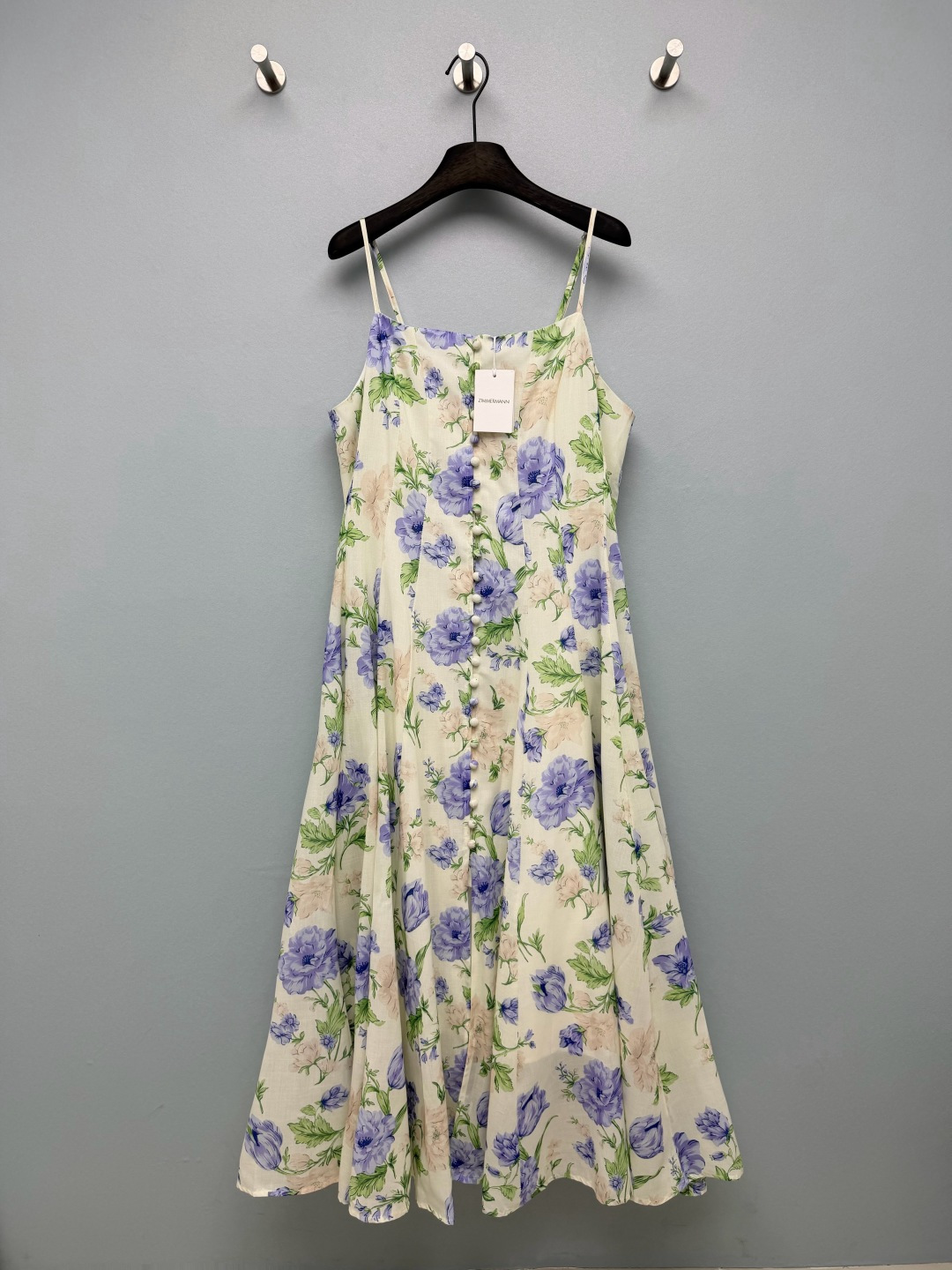 NO:867590,ZIMMERMA*26 new French retro printed suspender long skirt  Off-white soft base, paved with large lavender peony flowers, matched with light nude pink flowers and bright green branches and leaves, watercolor hand-painted texture, gentle and cool tone, yellow leather upper body lined with white to improve the complexion. Adjustable thin shoulder straps + square collar design, modify the shoulder and neck lines, expose the collarbone, create a warm  Soft atmosphere. The details of the single-breasted buttons on the front are exquisite, and the buttons can be unbuttoned to create a casual slit effect, which increases the sense of style. The high-waisted A-line large skirt easily hides the flesh and makes you look slimmer, and is super friendly to pear-shaped figures. It comes with a fairy filter and a lilac peony floral suspender skirt for a gentle spring day.  !  3 colors and 4 codes SMLXL, Zimmerman-clothing, skirts,19860909ZIMMERMA*26新款法式复古印花吊带长裙 米白柔和基底,铺绘淡紫大朵芍药花卉,搭配浅裸粉小花与鲜绿枝叶,水彩手绘质感,色调温柔清冷,黄皮上身衬白提气色.可调节细肩带+方领设计,修饰肩颈线条,露出锁骨,打造温柔氛围感.前襟单排扣细节精致,还能解开扣子打造随性开叉效果,增加造型感.高腰A字大裙摆,轻松藏肉显瘦,对梨形身材超友好；自带仙女滤镜淡紫芍药碎花吊带裙春日温柔天花板 ！3色4码SMLXL,兹默曼-服装,skirts,,Women's clothing