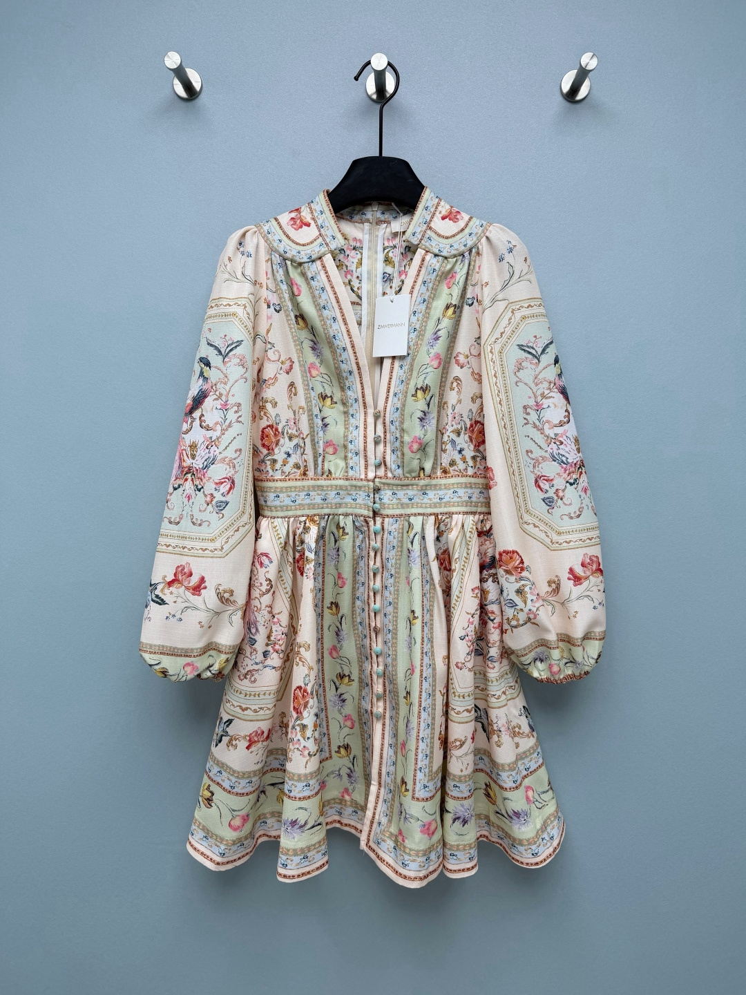 NO:867598,ZIMMERMA's latest retro flower and bird border print short dress  Retro European garden flower and bird pattern, divided into light apricot and mint green background colors, with curly grass pattern lock border, the color is soft and low saturation, full of the atmosphere of a southern French manor. The shoulders are designed with micro bubble pleats, softly modifying the shoulder shape, half-open V-neck, and a row of turquoise beads vertically  Buckle, just for decoration, invisible zipper on the back for easy putting on and taking off, wide girdle with the same print to tuck in the waist accurately, large shirring at the waist, A-line short skirt, heightening the proportion, hiding the crotch and slimming down, it looks so manor-like, single color size 4 SMLXL, Zimmerman-clothing, skirts,19860909ZIMMERMA*新款复古花鸟边框印花短连衣裙 复古欧式庭院花鸟纹样,分浅杏、薄荷绿双底色拼接,搭配卷草纹锁边边框,色彩柔和低饱和,充满南法庄园氛围感.肩部微泡泡褶设计,柔和修饰肩型,半开V领,纵向一排松石色圆珠装饰扣,仅做装饰,后侧隐形拉链穿脱便捷,同印花宽腰封精准收腰,腰下大抽褶A字短裙摆,拉高比例、藏胯显瘦,太有庄园那味儿了单色4码SMLXL,兹默曼-服装,skirts,,Women's clothing