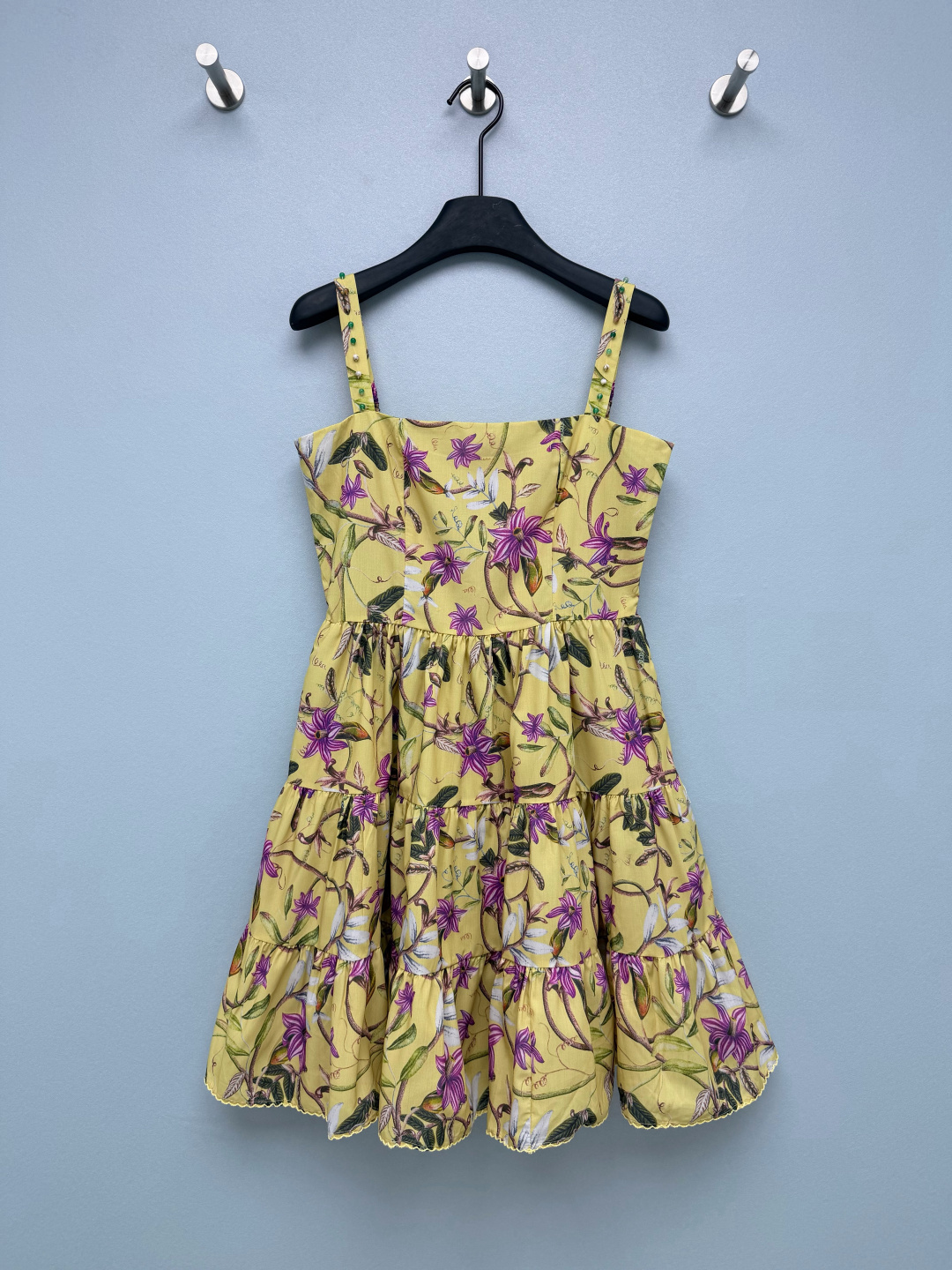 NO:867574,Agua By Agua Bendita 26 new yellow-bottomed purple floral suspender cake skirt, (shoulder beaded version) bright lemon yellow background with retro purple floral print, vibrant and white  The high-saturation color scheme is gentle and shows off your temperament, and you don’t pick on skin or occasion. It’s like wearing it in the botanical garden in spring. The yellow leather also makes your skin look whiter, making your skin clear and radiant. The beaded elastic shoulder strap + square collar design just exposes the delicate collarbone. It doesn’t tighten the flesh and can also modify the shoulder and neck lines, making the shoulders wide and slippery.  Even shoulder sisters can easily control it. The fluffy skirt hides the crotch flesh tightly, and a small person will have long legs in seconds. The double-layer lining design is also very considerate, and it gives a fresh and girly look whenever you take a shot. It supports the gentle atmosphere of spring and summer~Single color size 4 SMLXL, women's clothing, skirts,19860909Agua By Agua Bendita 26新款 黄底紫花吊带蛋糕裙,（肩钉珠版本） 明亮的柠檬黄底色搭配复古紫调花卉印花,元气又显白 高饱和度配色温柔又显气质,不挑皮也不挑场合.像把春日的植物园穿在了身上,黄皮穿也巨显白,衬得皮肤清透又有气色.钉珠弹力打揽肩带+方领设计,刚好露出精致锁骨,不勒肉还能修饰肩颈线条,宽肩/溜肩姐妹也能轻松驾驭.蓬松的裙摆把胯部肉肉藏得严严实实,小个子穿秒变大长腿.双层内衬设计也超贴心,随手一拍都是清新少女感,春夏的温柔氛围感全靠它撑住了～单色4码SMLXL,女装,skirts,,Women's clothing