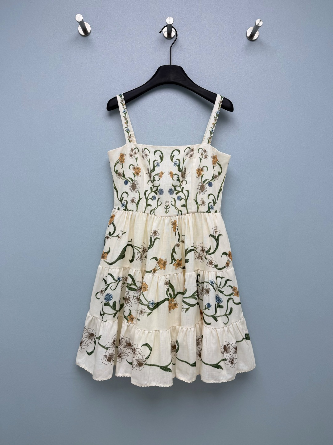NO:867582,Agua By Agua Bendita  26 new fresh botanical print suspender skirt (cotton version) with milky white base and watercolor style vine flower print. The lines are stretched and flexible, with a fresh literary and artistic feel. The low saturation color matching is gentle and elegant, and does not pick skin or the occasion. It is like wearing it in the botanical garden in spring. The yellow leather is also very white when worn, making the skin clear and complex. The elastic shoulder strap + square collar design is just right.  Revealing the delicate collarbone, it does not tighten the flesh, but also modifies the lines of the shoulders and neck, and can be easily worn by sisters with wide/sliding shoulders. The fluffy skirt hides the flesh of the crotch tightly, and a small person will have long legs in seconds. The double-layer lining design is also very considerate, and it looks fresh and girly when you take a photo. It supports the gentle atmosphere of spring and summer~Single color size 4 SMLXL, women's clothing, skirts,19860909Agua By Agua Bendita 26新款清新植物印花吊带裙（棉布版本）奶白底搭配水彩风藤蔓花卉印花,线条舒展灵动,自带清新文艺感,低饱和度配色温柔又显气质,不挑皮也不挑场合.像把春日的植物园穿在了身上,黄皮穿也巨显白,衬得皮肤清透又有气色.弹力打揽肩带+方领设计,刚好露出精致锁骨,不勒肉还能修饰肩颈线条,宽肩/溜肩姐妹也能轻松驾驭.蓬松的裙摆把胯部肉肉藏得严严实实,小个子穿秒变大长腿.双层内衬设计也超贴心,随手一拍都是清新少女感,春夏的温柔氛围感全靠它撑住了～单色4码SMLXL,女装,skirts,,Women's clothing
