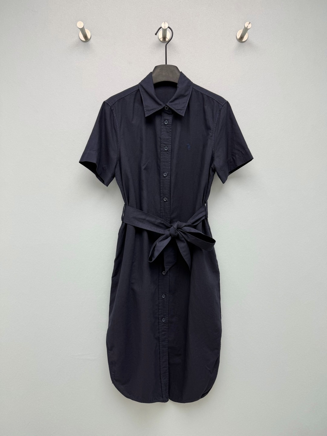 NO:883028,Ralp* Laur*n26 new navy blue shirt skirt, a classic style that can be worn for both commuting and leisure!  The classic navy blue color has a high-end feel, paired with the pony embroidery on the chest, it is low-key and recognizable. The cotton blended fabric is crisp and soft, the upper body is breathable and does not make you sweaty, and it has excellent anti-wrinkle effect. You don’t need to worry about it for daily wear. It comes with a belt design, which can easily tighten the waist. The curved hem that is short in the front and long in the back hides the flesh, and is also very friendly to the pear-shaped figure.  Wear it alone for both intellectual and commuting use, and pair it with a suit or denim jacket to instantly turn it into a casual style. It is suitable for work, dates or outings. The classic style can really be worn for a long time!  Solid color size 3 SML, women's clothing, loro piana, skirts, jackets & coats, shirts, business suit,19860909Ralp* Laur*n26新款藏青色衬衫裙 通勤休闲两不误的经典款！经典藏青色自带高级感,搭配胸前的小马刺绣,低调又有辨识度 棉混纺面料挺括又柔软,上身透气不闷汗,抗皱效果绝了,日常穿完全不用费心打理 自带腰带设计,轻松收出小蛮腰,前短后长的弧形下摆超藏肉,对梨形身材也很友好 单穿知性又通勤,搭配西装、牛仔外套又秒变休闲风,不管是上班、约会还是出游穿都合适,经典款真的可以穿很久！单色3码SML,女装,loro piana,skirts,jackets & coats,shirts,business suit,,Women's clothing