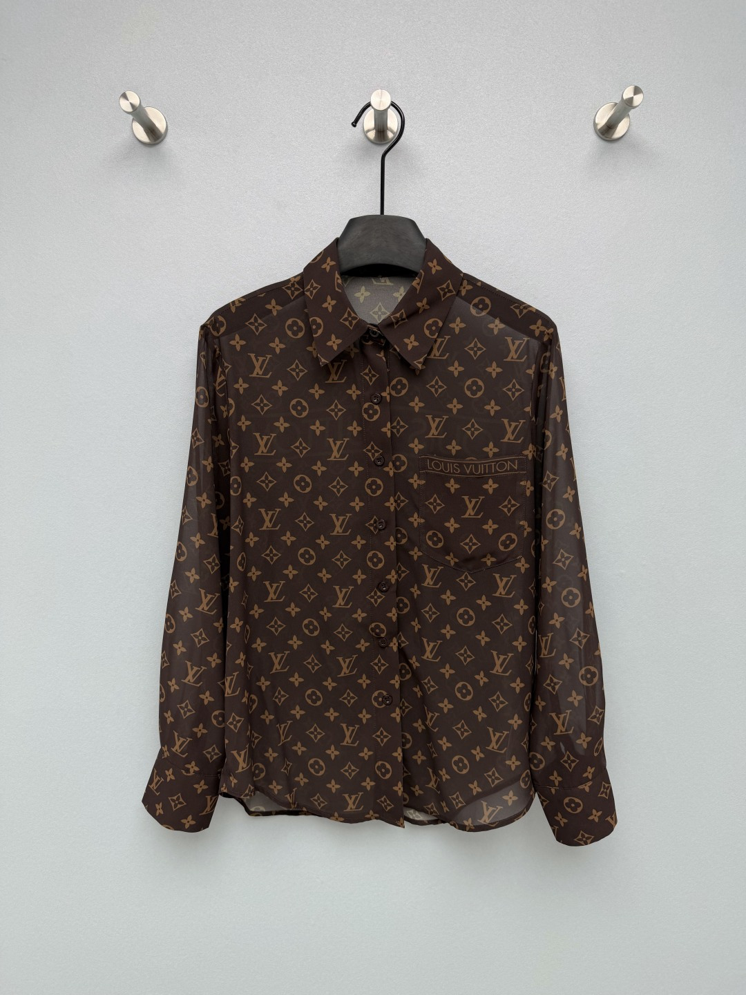 NO:883019,Lou*26 new presbyopic see-through chiffon shirt is retro and elegant!  The classic Monogram presbyopia pattern is printed all over, and the letter printing on the chest and back strengthens the brand recognition. It is low-key and noble. The craftsmanship uses exquisite seams and buttons of the same color, and the details are full of texture. The semi-transparent design has a hazy atmosphere, and the sense of high-end cannot be hidden. It is a good hand to cover up the flesh and make you look slimmer, and you can easily wear it to create a lazy and relaxed look!  Monochrome size 3 SML,Louis Vuitton-clothing,louis vuitton,shirts,19860909Lou*26新款老花透视雪纺衬衫 复古又贵气！满印经典Monogram老花图案,胸前和后背的字母印花强化品牌辨识度,低调又显贵. 工艺上采用精致锁边和同色系纽扣,细节质感拉满,半透设计自带朦胧氛围感,高级感藏不住.遮肉显瘦一把好手,还能轻松穿出慵懒松弛感！单色3码SML,路易威登-服装,louis vuitton,shirts,,Women's clothing