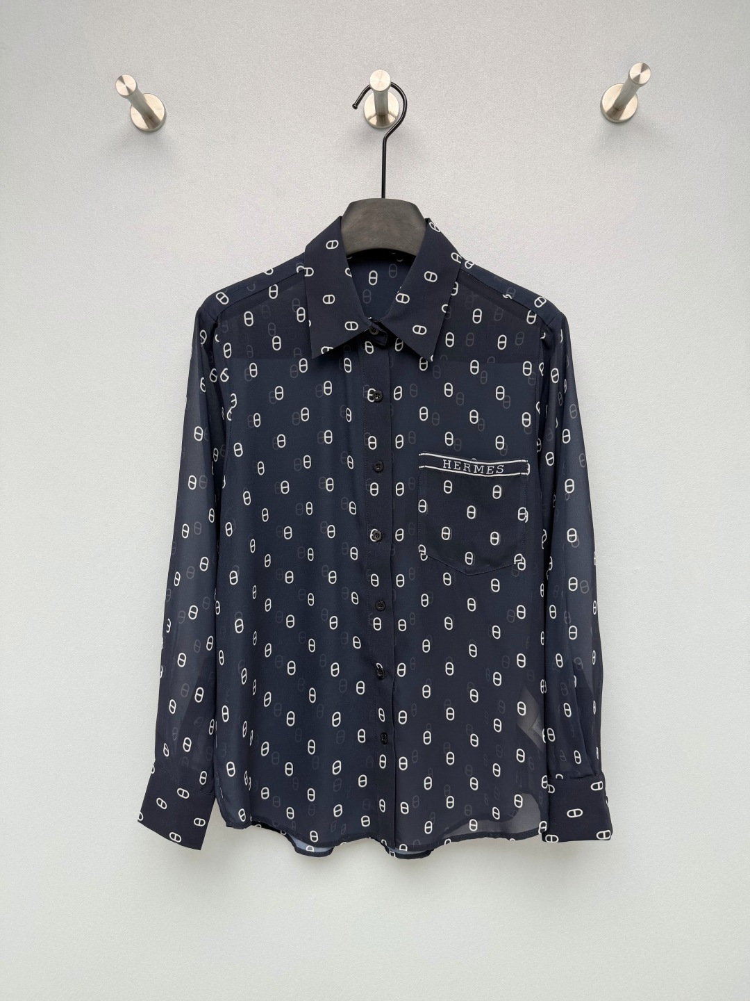 NO:883010,He*26 new pig nose printed see-through chiffon shirt is retro and elegant!  The classic H presbyopia pattern is printed all over, and the letter printing on the chest pocket strengthens the brand recognition. It is low-key and noble. The craftsmanship uses exquisite seams and buttons of the same color, and the details are full of texture. The semi-transparent design has a hazy atmosphere, and the sense of high-end cannot be hidden. It is a good hand to cover up the flesh and make you look slimmer, and you can easily wear it to create a lazy and relaxed look!  Single color code 3 SML, Hermès-clothing,hermes,shirts,19860909He*26新款猪鼻子印花透视雪纺衬衫 复古又贵气！满印经典H老花图案,胸前口袋字母印花强化品牌辨识度,低调又显贵. 工艺上采用精致锁边和同色系纽扣,细节质感拉满,半透设计自带朦胧氛围感,高级感藏不住.遮肉显瘦一把好手,还能轻松穿出慵懒松弛感！单色3码SML,爱马仕-服装,hermes,shirts,,Women's clothing