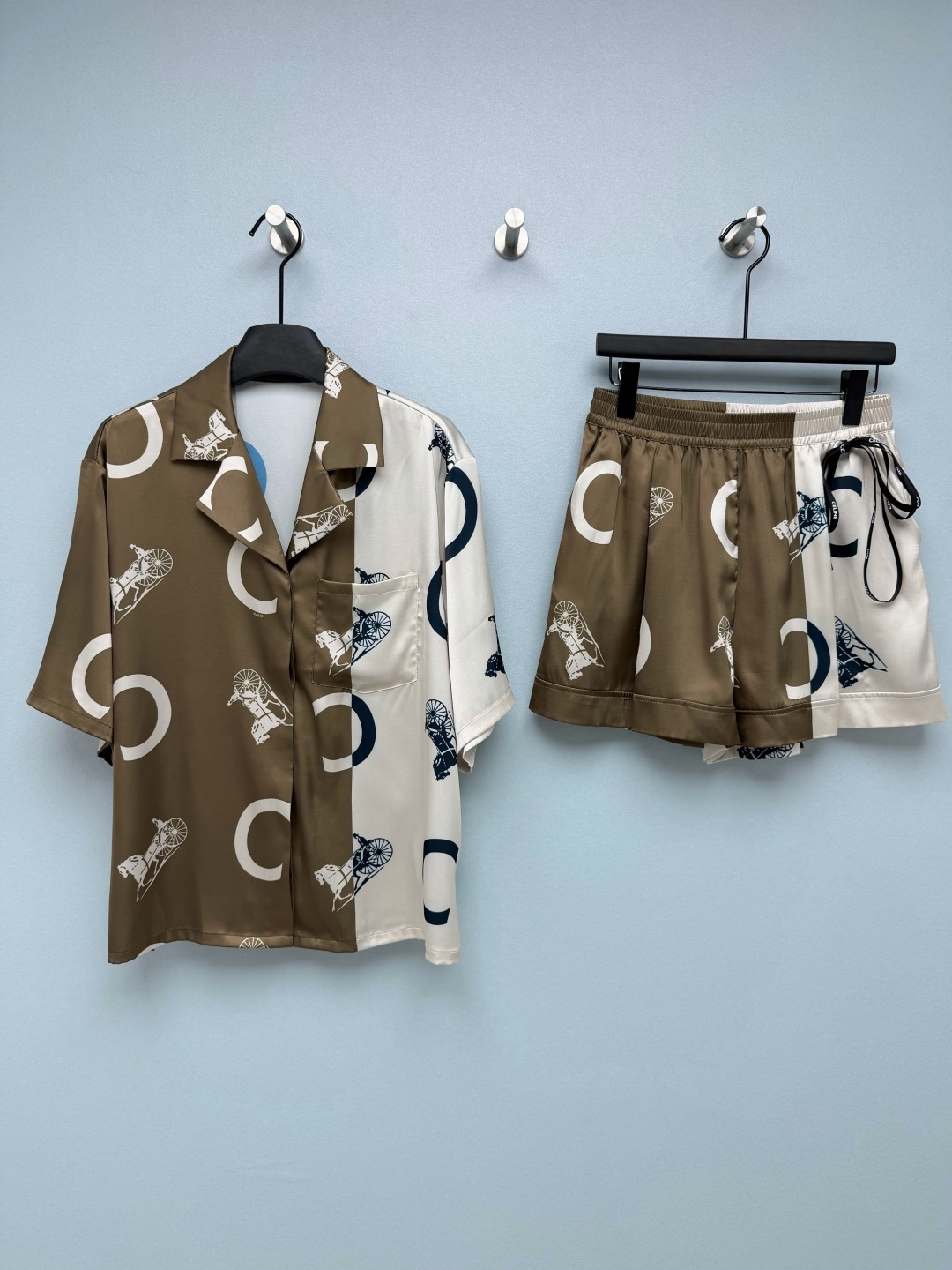NO:883080,CE*26 new carriage print pajamas set, full of lazy and high-end feeling. The double color combination of caramel brown and milk white is amazing. It comes with a retro noble filter. The iconic carriage print is low-key and recognizable, and will not conflict with the style at all!  The Cuban collar + loose fit is very friendly to fat girls and is a great tool for covering up the flesh. It is so comfortable to wear at home that you don’t want to take it off. When you go out, just throw on a bag and slippers and it will make you feel relaxed. The details of the mother-of-pearl buckle and the printed drawstring really impress me. The sense of home ritual of a delicate girl directly fills the monochrome size 3 SML, Celine-clothing, celine, slippers,19860909CE*26新款马车印花睡衣款套装 慵懒高级感拉满 焦糖棕+奶白的双拼配色太绝了,自带复古贵气滤镜,标志性的马车印花低调又有辨识度,完全不会撞款！古巴领+宽松版型,对微胖姐妹超友好,遮肉显瘦一把好手 平时居家穿舒服到不想脱,出门随便搭个包包和拖鞋都很有松弛感,贝母扣和印字抽绳这些细节真的太戳我了,精致女孩的居家仪式感直接拉满单色3码SML,赛琳-服装,celine,slippers,,Women's clothing