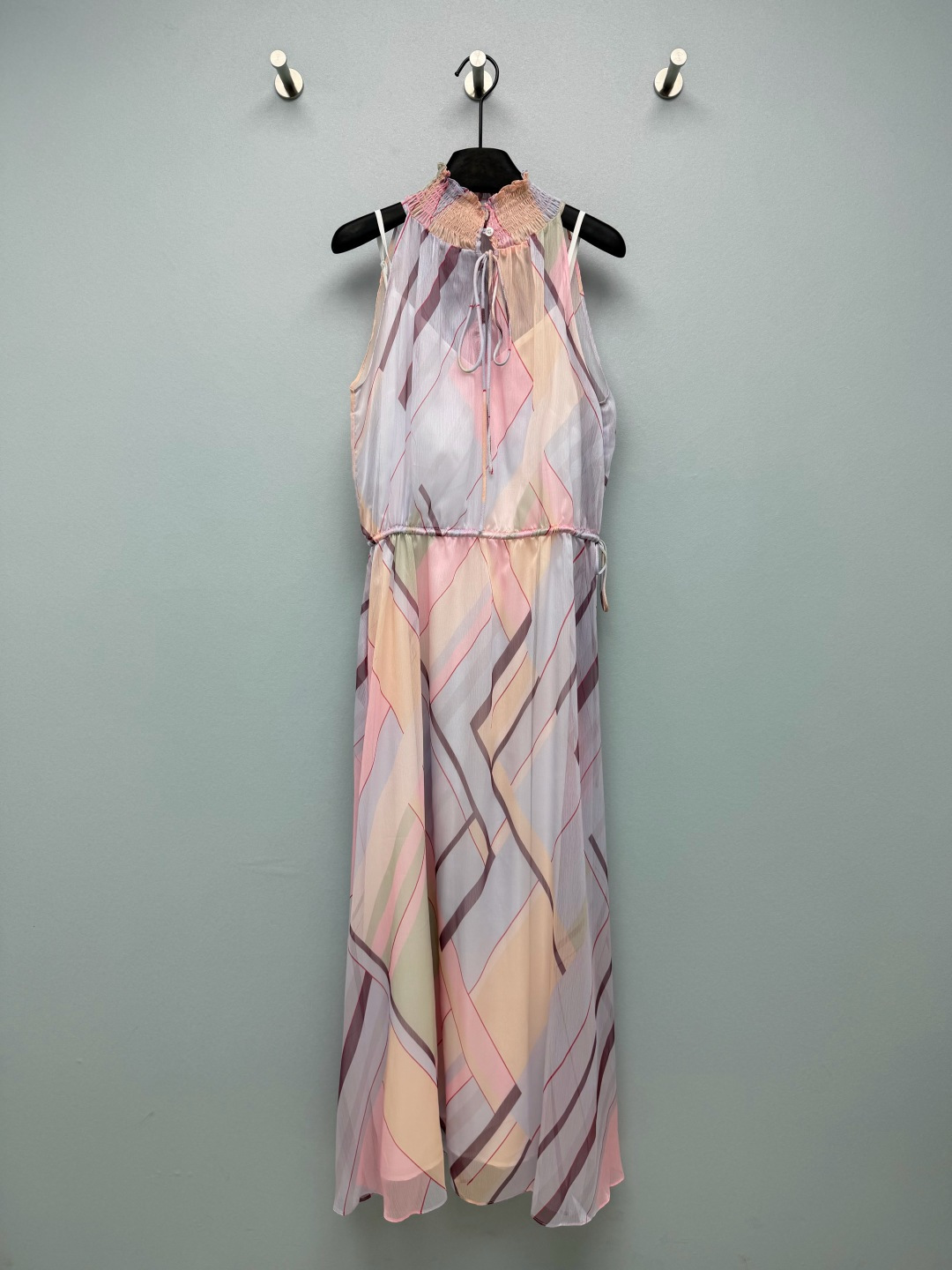 NO:883072,FEN*26 new macaron printed chiffon halter neck dress with gentle atmosphere and ceiling!  The gradient geometric print of light pink + light purple + cream is like wearing Monet's oil painting on the body. The light chiffon fabric has an amazing drape feeling. The skirt flutters when walking, gentle to the bone. The halter neck stand-up collar + fungus edge design reveals the delicate collarbone and shoulder line, transforming into an atmospheric beauty in an instant.  The drawstring waistband can be adjusted freely, making it easy to wear in a 30-70 ratio, making you appear slimmer and taller. It is perfect for vacations or daily dates. It is great for taking photos. It is gentle and noble. It is hard not to love it!  Single color code 3 SML, Fendi-clothing, fendi, fendi, skirts,19860909FEN*26新款马卡龙印花雪纺挂脖连衣裙 温柔氛围感天花板！淡粉+浅紫+奶黄的渐变几何印花,像把莫奈的油画穿在了身上 轻盈的雪纺面料垂坠感绝了,走路的时候裙摆飘飘,温柔到骨子里,挂脖立领+木耳边设计,露出精致的锁骨和肩线,秒变氛围感美女 抽绳腰头可以自由调节,轻松穿出三七分比例,显瘦又显高,不管是度假穿还是日常约会穿都超合适,拍照巨出片,温柔又贵气,很难不爱！单色3码SML,芬迪-服装,fendi,fendi,skirts,,Women's clothing