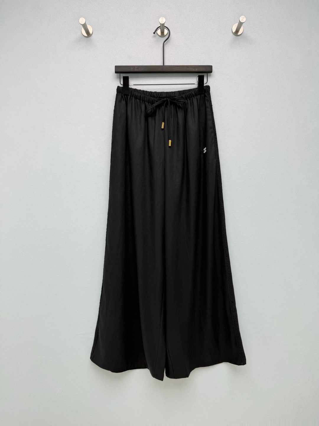 NO:883291,CE*26 new old-money style wide-leg trousers with lace embroidery on the side and relaxed ceiling. Taking 'old-money style + relaxed feeling' as the core, it combines exquisite lace and embroidery details to create a lazy and high-end daily wear. The black and white colors are fully compatible, making them a versatile king in the wardrobe. The small embroidery on the trousers is low-key and textured. When paired with a T-shirt, it will feel casual and relaxed. When paired with suspenders, it will instantly become a gentle and sisterly style. Both black and white colors are worth it if you close your eyes!  Wear it when going out in the summer. It is comfortable and good-looking. It will look great in any outfit. If you are lazy, just copy the outfit!  2 colors and 3 codes SML, Celine-clothing, celine, tees, t-shirt,19860909CE*26新款老钱风侧边蕾丝刺绣阔腿裤 松弛感天花板 以“老钱风+松弛感”为核心,结合精致蕾丝与刺绣细节,打造慵懒又高级的日常穿搭.黑白两色适配度拉满,是衣柜里的百搭王.裤身的小刺绣低调又有质感,搭配T恤就是随性松弛感,配吊带又秒变温柔姐姐风,黑白两色都闭眼入不亏！ 夏天穿它出门,舒服又好看,随便一套都很出片,懒人穿搭直接抄作业！2色3码SML,赛琳-服装,celine,tees，t-shirt,,Women's clothing
