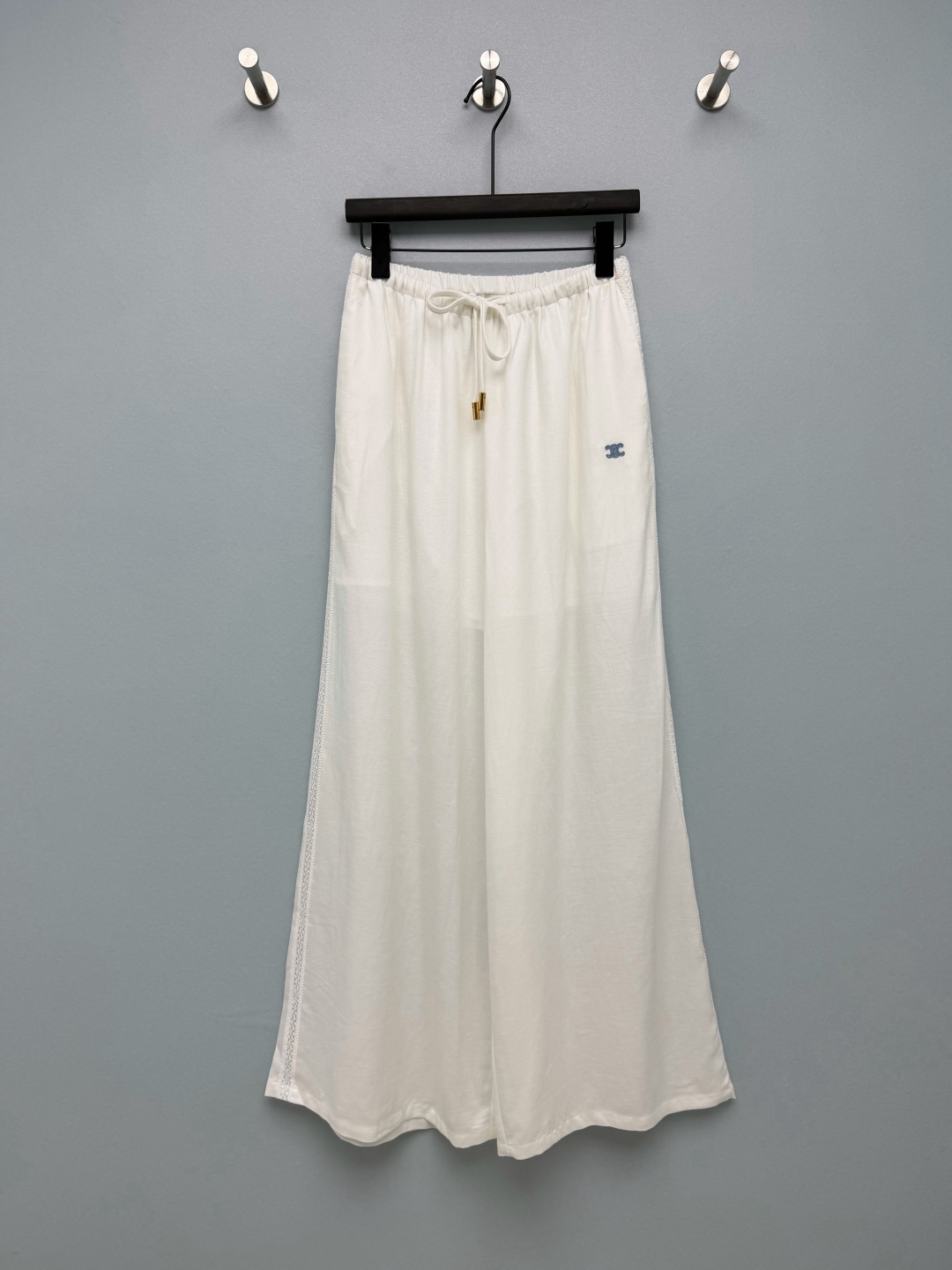 NO:883310,CE*26 new old-money style wide-leg trousers with lace embroidery on the side and relaxed ceiling. Taking 'old-money style + relaxed feeling' as the core, it combines exquisite lace and embroidery details to create a lazy and high-end daily wear. The black and white colors are fully compatible, making them a versatile king in the wardrobe. The small embroidery on the trousers is low-key and textured. When paired with a T-shirt, it will feel casual and relaxed. When paired with suspenders, it will instantly become a gentle and sisterly style. Both black and white colors are worth it if you close your eyes!  Wear it when going out in the summer. It is comfortable and good-looking. It will look great in any outfit. If you are lazy, just copy the outfit!  2 colors and 3 codes SML, Celine-clothing, celine, tees, t-shirt,19860909CE*26新款老钱风侧边蕾丝刺绣阔腿裤 松弛感天花板 以“老钱风+松弛感”为核心,结合精致蕾丝与刺绣细节,打造慵懒又高级的日常穿搭.黑白两色适配度拉满,是衣柜里的百搭王.裤身的小刺绣低调又有质感,搭配T恤就是随性松弛感,配吊带又秒变温柔姐姐风,黑白两色都闭眼入不亏！ 夏天穿它出门,舒服又好看,随便一套都很出片,懒人穿搭直接抄作业！2色3码SML,赛琳-服装,celine,tees，t-shirt,,Women's clothing