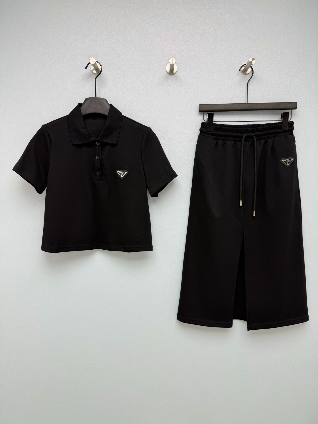 NO:883324,PRA*26 new triangle logo polo suit is a combination of short polo top + front slit skirt. The triangle logo that comes with it is low-key and textured. The fabric is soft and very stiff. It is not stuffy when worn in summer. It can be worn for daily going out, dating and commuting!  The white is refreshing and reduces your age, while the black is cool and slimming. Both sets are worth it if you close your eyes. Paired with sneakers, you will look like a energetic girl. Paired with a pair of shoes, you will instantly become a gentle sister. I really love it!  2 colors 3 SML, Prada-clothing, prada, prada, sneakers, skirts,19860909PRA*26新款三角标polo套装 短款polo上衣+前开叉半身裙的组合 自带的三角标低调又有质感,面料软乎乎的还很挺括,夏天穿也不闷热,日常出门、约会、通勤都能穿！ 白色清爽减龄,黑色又酷又显瘦,两套都闭眼入不亏,搭运动鞋就是元气少女,配单鞋秒变温柔姐姐,真的太爱了！2色3吗SML,普拉达-服装,prada,prada,sneakers,skirts,,Women's clothing