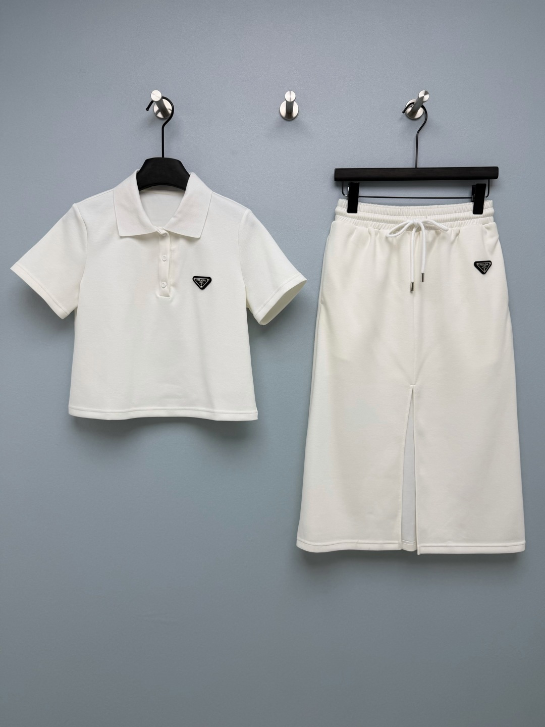 NO:883274,PRA*26 new triangle logo polo suit is a combination of short polo top + front slit skirt. The triangle logo that comes with it is low-key and textured. The fabric is soft and very stiff. It is not stuffy when worn in summer. It can be worn for daily going out, dating and commuting!  The white is refreshing and reduces your age, while the black is cool and slimming. Both sets are worth it if you close your eyes. Paired with sneakers, you will look like a energetic girl. Paired with a pair of shoes, you will instantly become a gentle sister. I really love it!  2 colors 3 SML, Prada-clothing, prada, prada, sneakers, skirts,19860909PRA*26新款三角标polo套装 短款polo上衣+前开叉半身裙的组合 自带的三角标低调又有质感,面料软乎乎的还很挺括,夏天穿也不闷热,日常出门、约会、通勤都能穿！ 白色清爽减龄,黑色又酷又显瘦,两套都闭眼入不亏,搭运动鞋就是元气少女,配单鞋秒变温柔姐姐,真的太爱了！2色3吗SML,普拉达-服装,prada,prada,sneakers,skirts,,Women's clothing