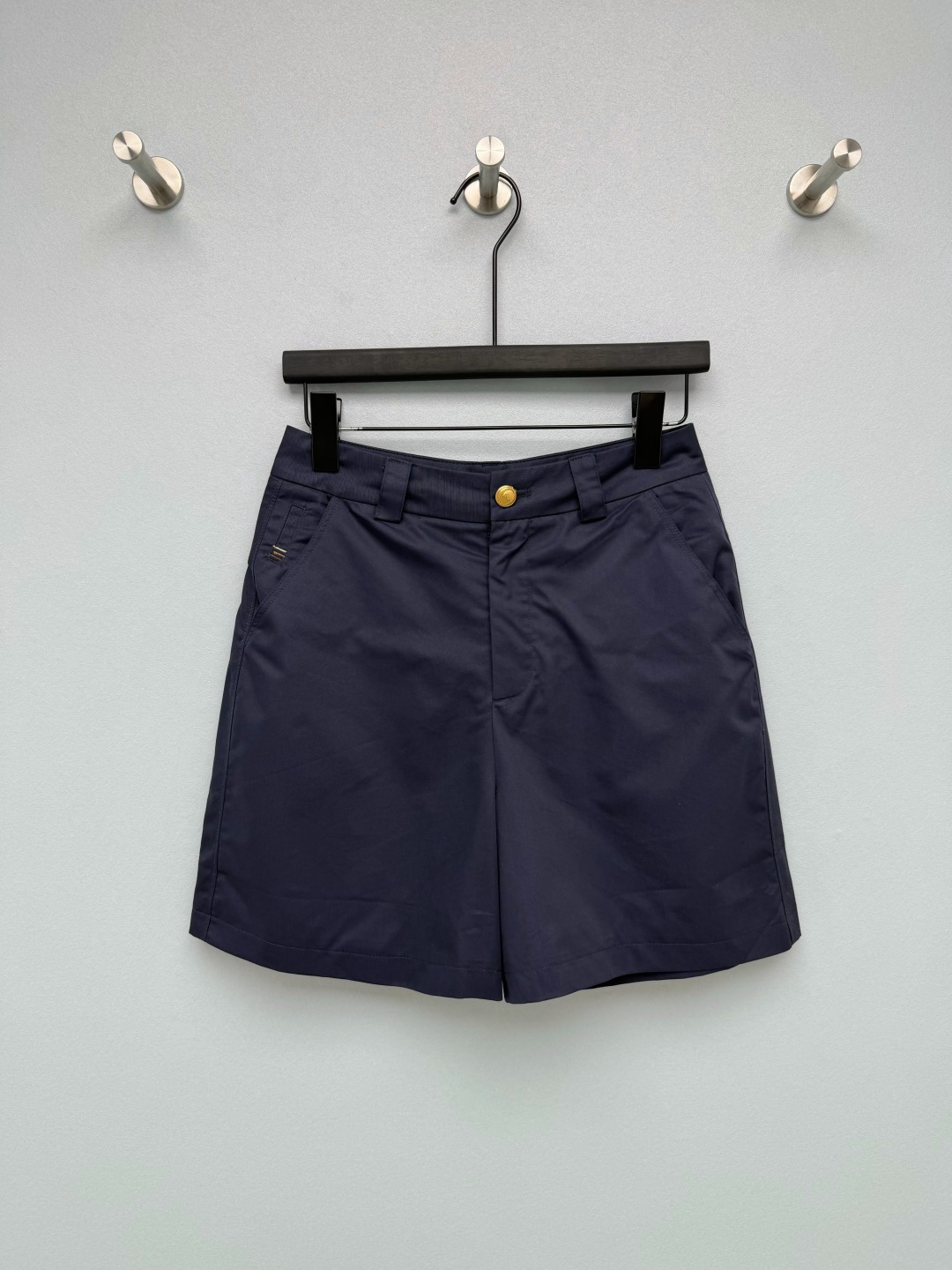 NO:883315,Di*26 new classic old money style suit shorts  With 'simple high-end + old money texture' as the core, it is a universal basic style in the wardrobe. The three colors of white/khaki/navy blue cover all daily scenes, the waistband is customized with engraved metal buckles, and the matte gold texture is low-key and noble. It is the finishing detail that distinguishes it from ordinary shorts, and comes with high-end  Filter. High-waisted straight cut, not picky about hip width and thick legs, neat trousers length just covers the thickest part of thighs, showing straight and tall legs, small people can wear it neatly. 3 colors and 3 sizes SML, Dior-clothing, dior, shorts, business  suit,19860909Di*26新款经典老钱风西装短裤 以“简约高级+老钱质感”为核心,是衣柜里的万能基础款.白/卡其/藏蓝三色覆盖所有日常场景,腰头定制刻字金属扣,哑光金质感低调显贵,是区别于普通短裤的点睛细节,自带高级滤镜.高腰直筒剪裁,不挑胯宽腿粗,利落裤长刚好遮住大腿最粗处,显腿直又显高,小个子也能穿出利落感.3色3码SML,迪奥-服装,dior,shorts,business suit,,Women's clothing