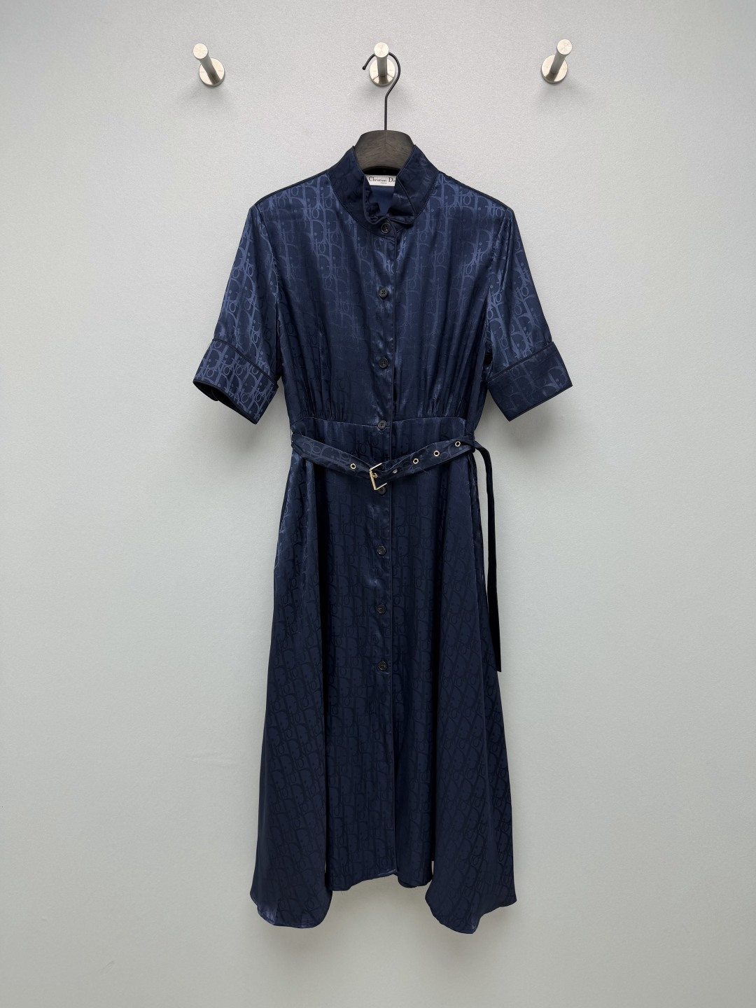 NO:883287,Di*26 new old flower jacquard shirt dress. The classic Oblique old flower jacquard is so textured. The dark pattern of the same color is low-key and elegant, and it is not picky about age at all!  Stand-up collar shirt-style tailoring + waist belt, the upper body can be directly worn to create a 30-70 ratio, the large A-line skirt hides flesh and is gentle, and makes you walk with wind. Beige is gentle and age-reducing, navy blue is high-end and calm, both colors are very beautiful, elegant and decent for commuting, gentle and elegant for dating, can be worn alone or as a coat, it is a versatile king in the wardrobe!  2 colors and 3 codes SML, Dior-clothing, dior, skirts, jackets & coats, shirts,19860909Di*26新款老花提花衬衫连衣裙 经典的Oblique老花提花真的太有质感了,同色系暗纹低调又显贵,完全不挑年龄！ 立领衬衫式剪裁+收腰腰带,上身直接穿出三七分比例,A字大裙摆藏肉又温柔,走路都带风米白色温柔减龄,藏蓝色高级沉稳,两种颜色都巨好看,通勤穿优雅得体,约会穿温柔气质,单穿、当外套都超可,简直是衣柜里的百搭王！2色3码SML,迪奥-服装,dior,skirts,jackets & coats,shirts,,Women's clothing