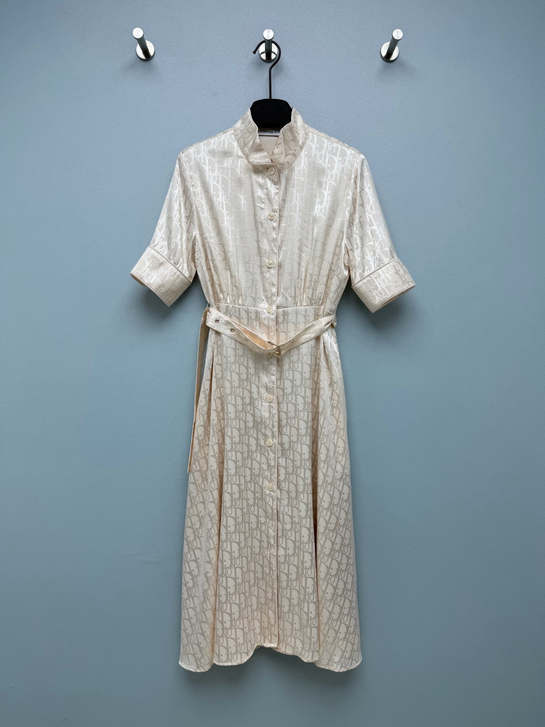 NO:883305,Di*26 new old flower jacquard shirt dress. The classic Oblique old flower jacquard is so textured. The dark pattern of the same color is low-key and elegant, and it is not picky about age at all!  Stand-up collar shirt-style tailoring + waist belt, the upper body can be directly worn to create a 30-70 ratio, the large A-line skirt hides flesh and is gentle, and makes you walk with wind. Beige is gentle and age-reducing, navy blue is high-end and calm, both colors are very beautiful, elegant and decent for commuting, gentle and elegant for dating, can be worn alone or as a coat, it is a versatile king in the wardrobe!  2 colors and 3 codes SML, Dior-clothing, dior, skirts, jackets & coats, shirts,19860909Di*26新款老花提花衬衫连衣裙 经典的Oblique老花提花真的太有质感了,同色系暗纹低调又显贵,完全不挑年龄！ 立领衬衫式剪裁+收腰腰带,上身直接穿出三七分比例,A字大裙摆藏肉又温柔,走路都带风米白色温柔减龄,藏蓝色高级沉稳,两种颜色都巨好看,通勤穿优雅得体,约会穿温柔气质,单穿、当外套都超可,简直是衣柜里的百搭王！2色3码SML,迪奥-服装,dior,skirts,jackets & coats,shirts,,Women's clothing