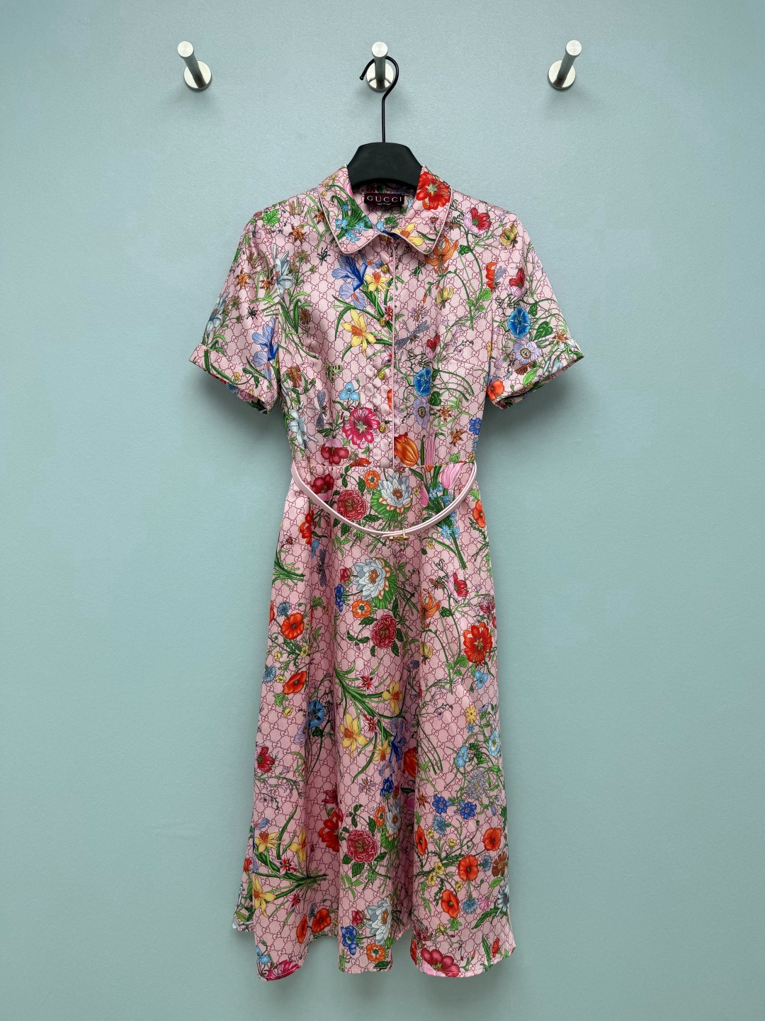 NO:883919,Gu*26 new floral print shirt dress  The classic GG presbyopia + Flora flower all-over print design is retro and full of vitality, and has its own brand recognition. The full-color flowers collide with the classic presbyopia, which is recognizable without being cluttered, and has a strong retro literary atmosphere. The shirt lapel + single-breasted design is dignified and intellectual, the short-sleeved design is super friendly to the bye-bye meat, and the customized double G button head is the same  A colorful belt can directly pinch out the waist. The A-line skirt hides the flesh and makes you look slimmer, and the pear-shaped figure looks sharp with eyes closed. The old-fashioned model is calm and noble, and the pink model is gentle and age-reducing. Both styles directly hit my heart. The retro noble feeling directly fills the 2 colors and 3 sizes. SML, Gucci-clothing, gucci, skirts, shirts, T-shirt,19860909Gu*26新款花卉印花衬衫连衣裙 经典的GG老花+Flora花卉满印设计,复古又充满生机,自带品牌辨识度.色彩饱满的花卉与经典老花碰撞,既有辨识度又不显杂乱,自带浓郁的复古文艺氛围.衬衫翻领+单排扣设计,端庄又知性,短袖设计对拜拜肉超友好,定制双G扣头同色系腰带一系,直接掐出小蛮腰,A字裙摆藏肉显瘦,梨形身材闭眼冲.老花款沉稳贵气,粉色款温柔减龄,两款都直接戳中我的心巴,复古贵气感直接拉满2色3码SML,古驰-服装,gucci,skirts,shirts,T-shirt,,Women's clothing