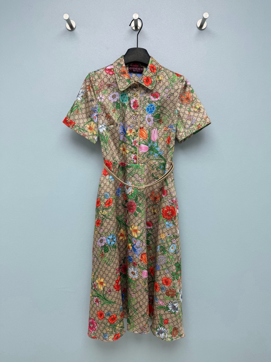 NO:883942,Gu*26 new floral print shirt dress  The classic GG presbyopia + Flora flower all-over print design is retro and full of vitality, and has its own brand recognition. The full-color flowers collide with the classic presbyopia, which is recognizable without being cluttered, and has a strong retro literary atmosphere. The shirt lapel + single-breasted design is dignified and intellectual, the short-sleeved design is super friendly to the bye-bye meat, and the customized double G button head is the same  A colorful belt can directly pinch out the waist. The A-line skirt hides the flesh and makes you look slimmer, and the pear-shaped figure looks sharp with eyes closed. The old-fashioned model is calm and noble, and the pink model is gentle and age-reducing. Both styles directly hit my heart. The retro noble feeling directly fills the 2 colors and 3 sizes. SML, Gucci-clothing, gucci, skirts, shirts, T-shirt,19860909Gu*26新款花卉印花衬衫连衣裙 经典的GG老花+Flora花卉满印设计,复古又充满生机,自带品牌辨识度.色彩饱满的花卉与经典老花碰撞,既有辨识度又不显杂乱,自带浓郁的复古文艺氛围.衬衫翻领+单排扣设计,端庄又知性,短袖设计对拜拜肉超友好,定制双G扣头同色系腰带一系,直接掐出小蛮腰,A字裙摆藏肉显瘦,梨形身材闭眼冲.老花款沉稳贵气,粉色款温柔减龄,两款都直接戳中我的心巴,复古贵气感直接拉满2色3码SML,古驰-服装,gucci,skirts,shirts,T-shirt,,Women's clothing