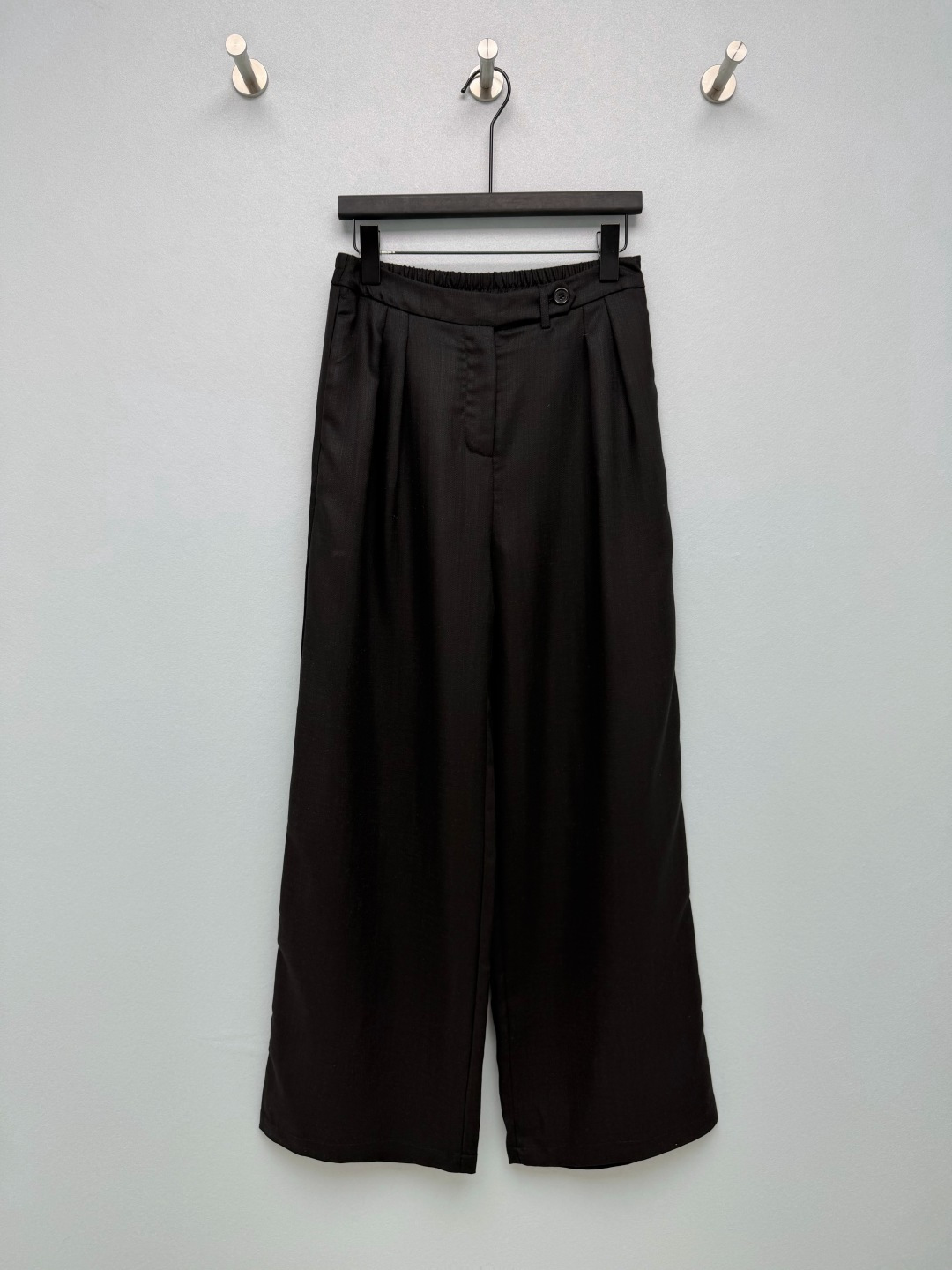 NO:883882,PRA*26 new style drapey textured wide-leg pants  The front button + fake placket design restores the neatness of suit pants, and the brand triangle logo on the back pocket highlights the texture in a low-key manner. It is made of linen-like texture fabric, with natural texture, breathable and not sweaty, refreshing and comfortable to wear in spring and summer, and anti-wrinkle and easy to take care of. It has excellent drape, does not stick to the legs, has a sense of elegance when walking, and the quality is as high-end as the big brands. The elastic waist design, taking into account comfort and fit, does not tighten the belly, and has a better fit for the body!  2 colors and 3 codes SML, Prada-clothing, prada, prada, business suit,19860909PRA*26新款垂感肌理阔腿裤 前片纽扣+假门襟设计,还原西装裤的利落感,后袋的品牌三角标低调彰显质感.采用仿麻肌理面料,自带自然纹理,透气不闷汗,春夏穿着清爽舒适,且抗皱易打理.垂坠感优秀,不易贴腿,行走间自带飘逸感,质感高级不输大牌.后腰松紧腰设计,兼顾舒适与版型,不勒肚子,对身材的适配度更高！2色3码SML,普拉达-服装,prada,prada,business suit,,Women's clothing
